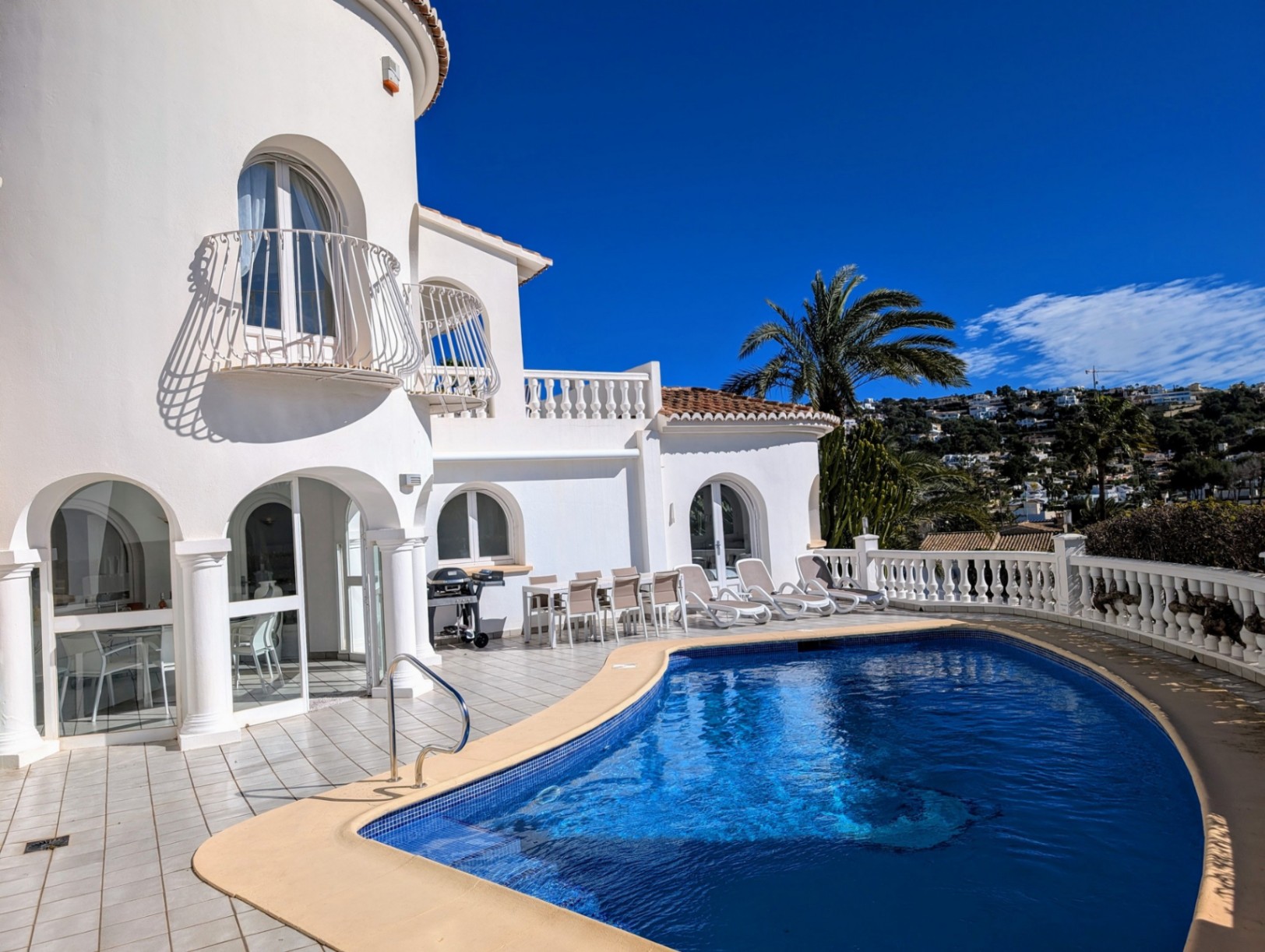 Preciosa villa con piscina en venta en Moraira