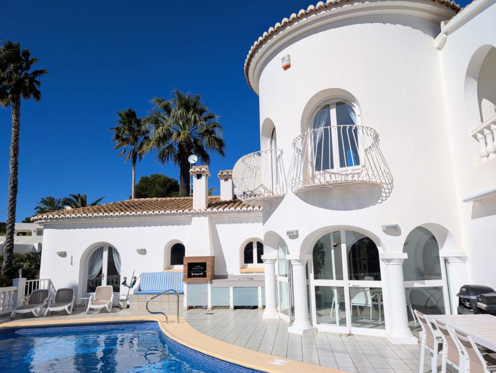 Preciosa villa con piscina en venta en Moraira