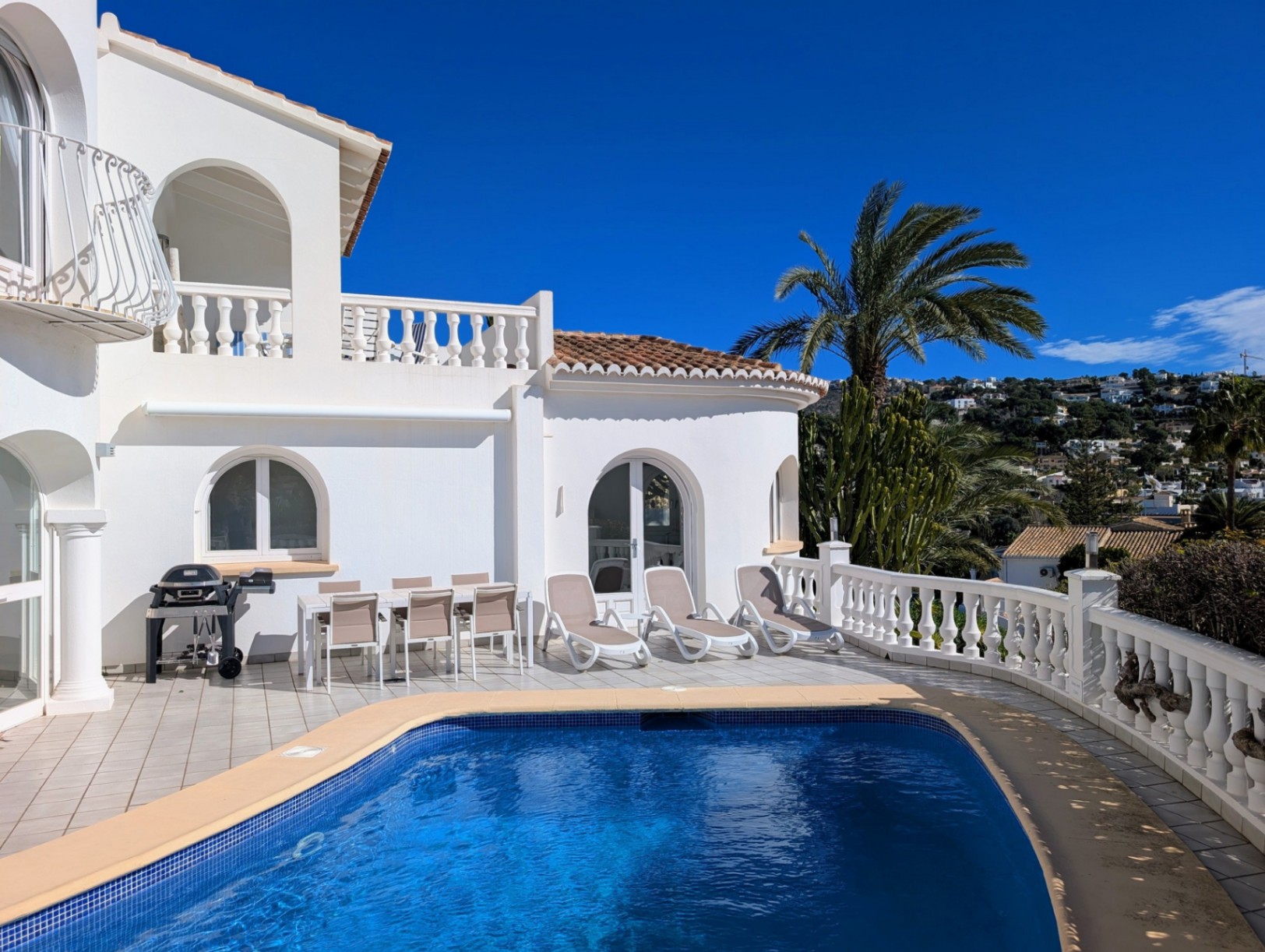 Preciosa villa con piscina en venta en Moraira