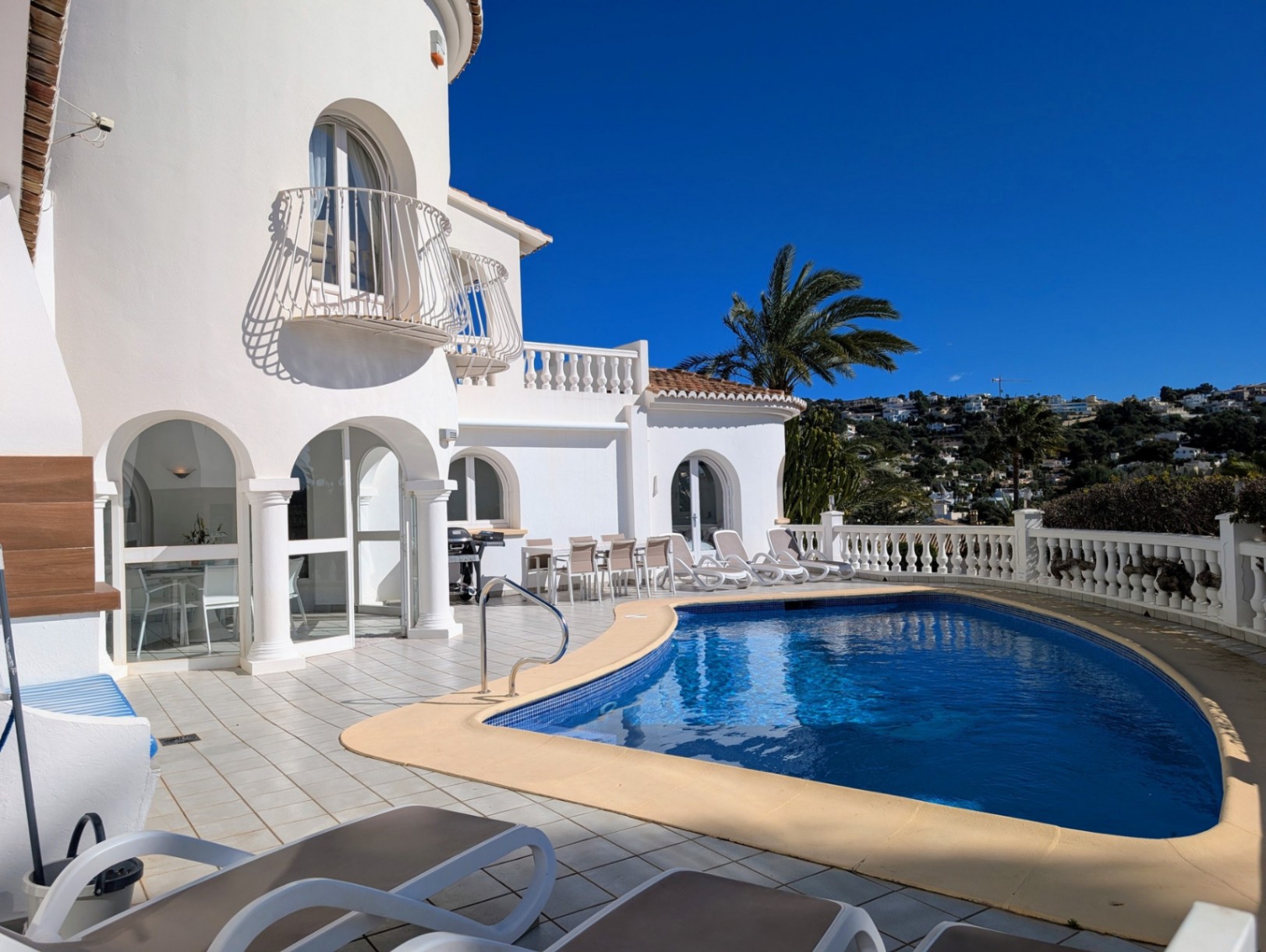 Preciosa villa con piscina en venta en Moraira