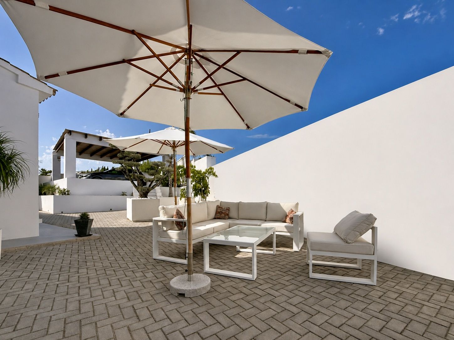 Su hogar mediterráneo de ensueño le espera con 3 habitaciones y 4 baños con vistas abierta y al mar 