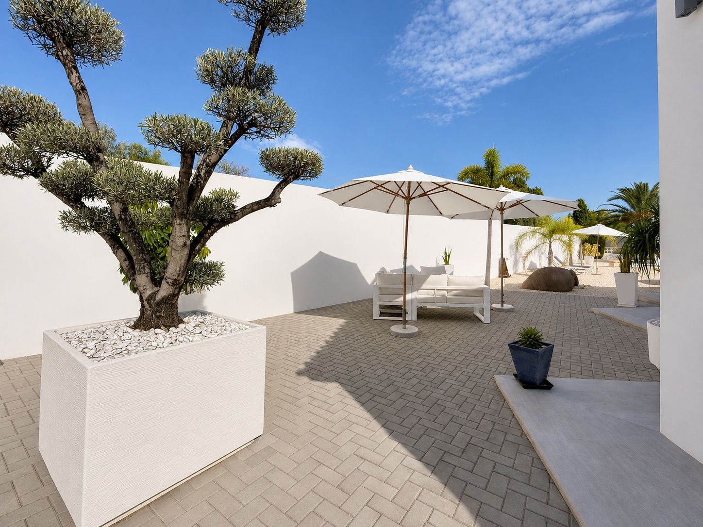 Su hogar mediterráneo de ensueño le espera con 3 habitaciones y 4 baños con vistas abierta y al mar 