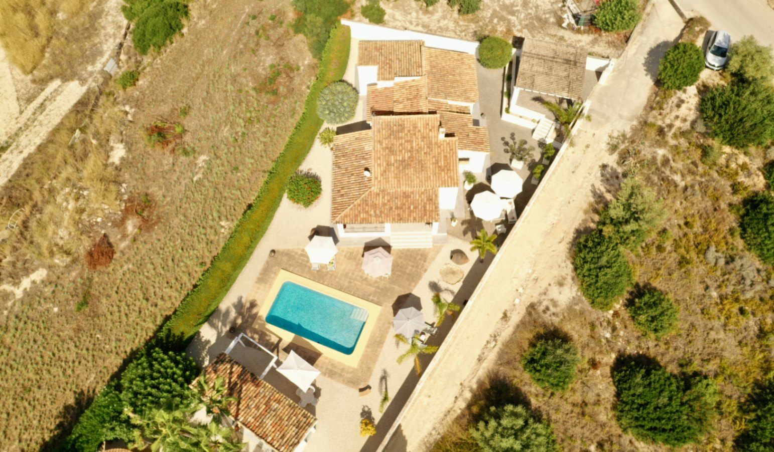 Su hogar mediterráneo de ensueño le espera con 3 habitaciones y 4 baños con vistas abierta y al mar 