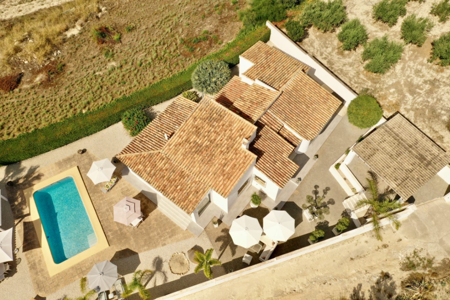 Su hogar mediterráneo de ensueño le espera con 3 habitaciones y 4 baños con vistas abierta y al mar 