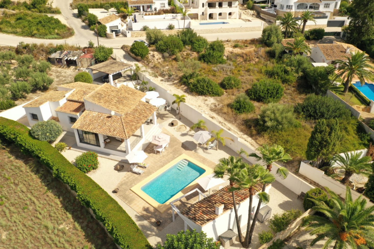 Su hogar mediterráneo de ensueño le espera con 3 habitaciones y 4 baños con vistas abierta y al mar 