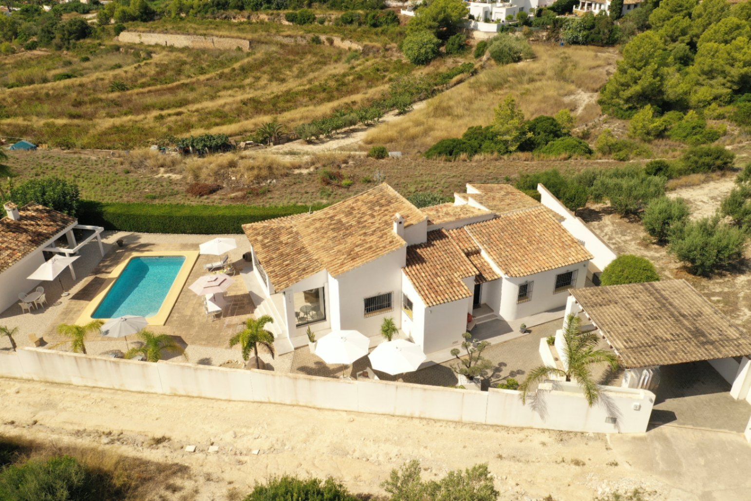Su hogar mediterráneo de ensueño le espera con 3 habitaciones y 4 baños con vistas abierta y al mar 