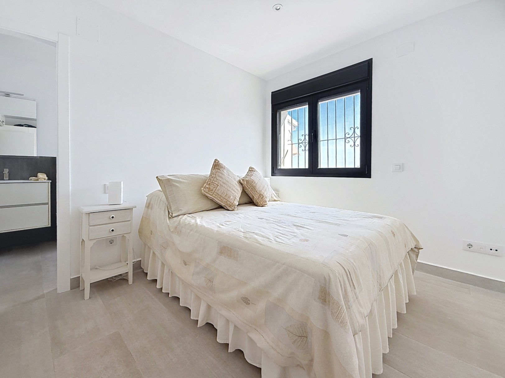Su hogar mediterráneo de ensueño le espera con 3 habitaciones y 4 baños con vistas abierta y al mar 