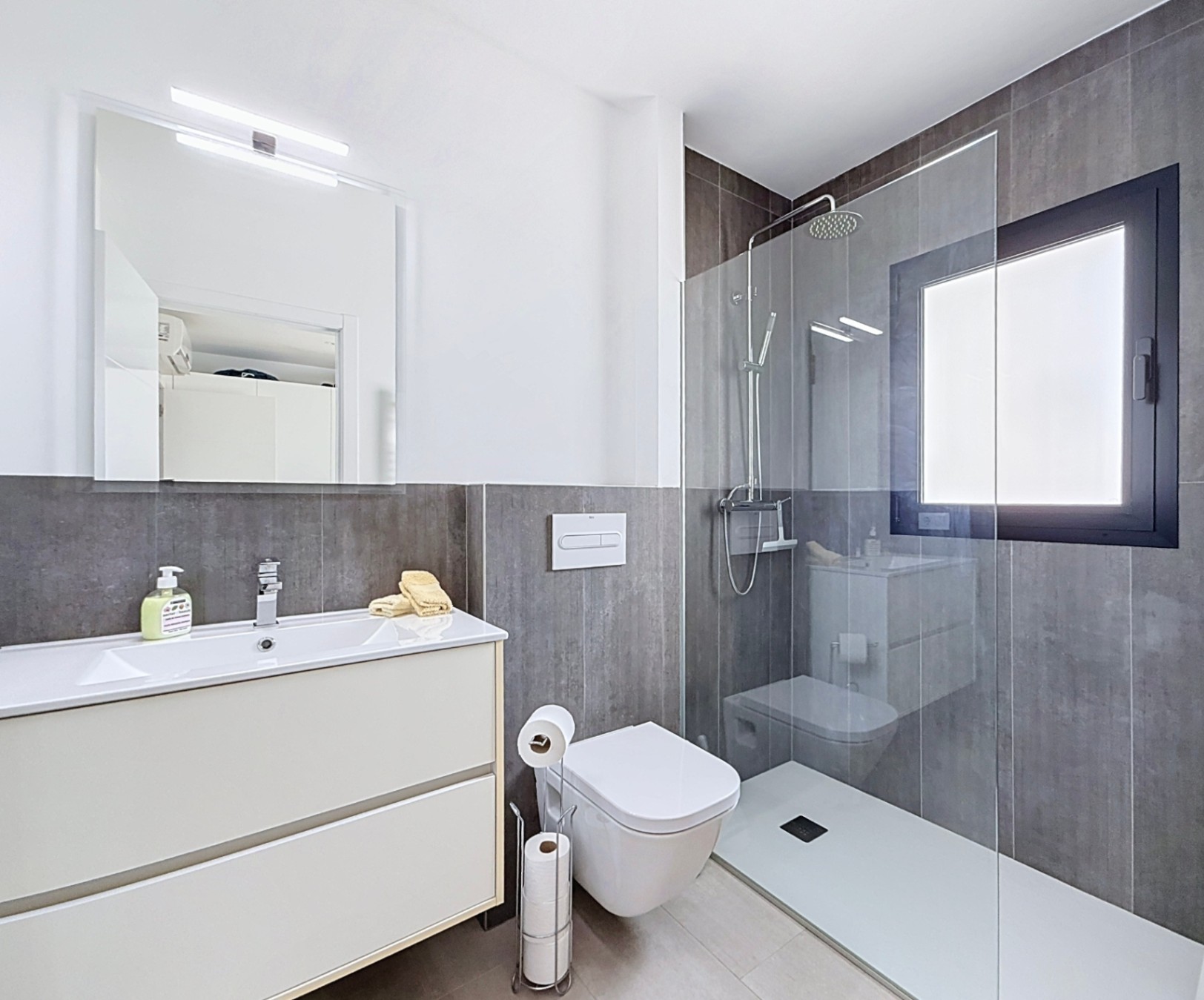 Su hogar mediterráneo de ensueño le espera con 3 habitaciones y 4 baños con vistas abierta y al mar 
