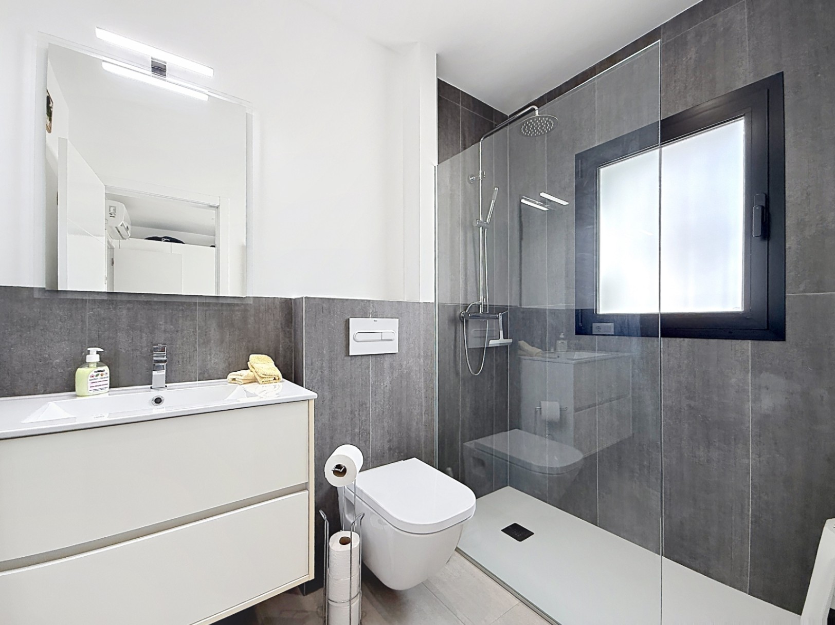 Su hogar mediterráneo de ensueño le espera con 3 habitaciones y 4 baños con vistas abierta y al mar 