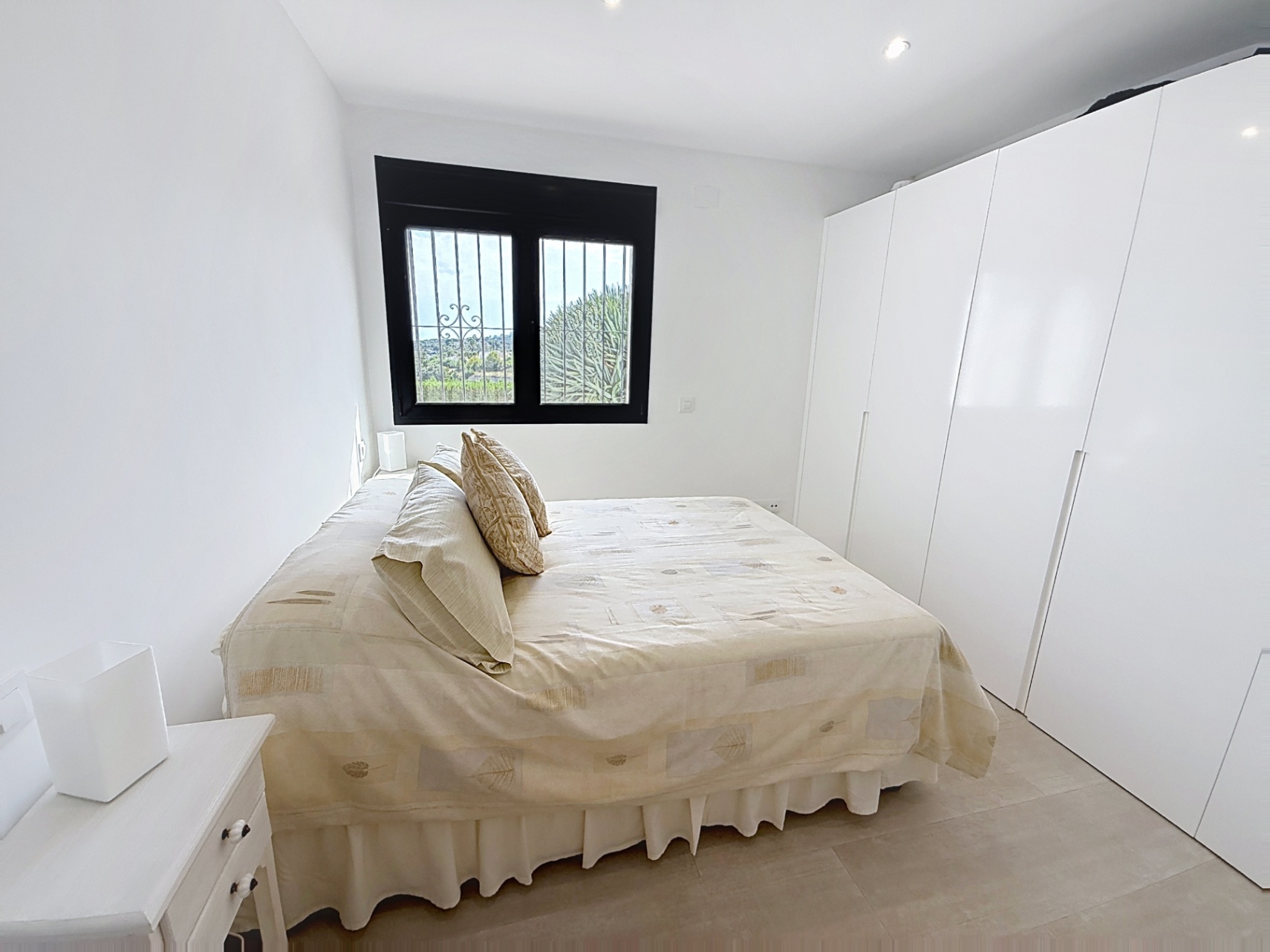 Su hogar mediterráneo de ensueño le espera con 3 habitaciones y 4 baños con vistas abierta y al mar 