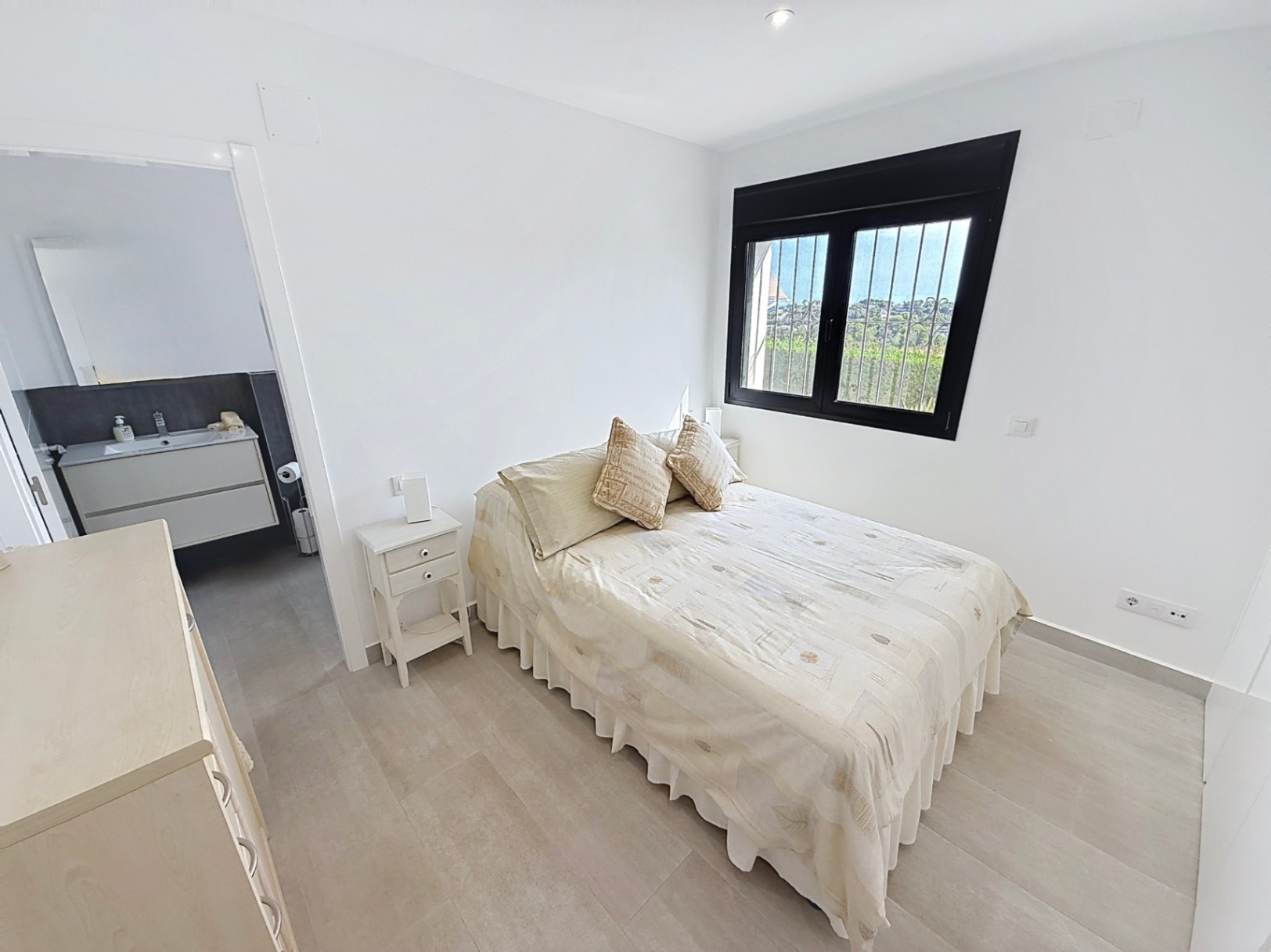 Su hogar mediterráneo de ensueño le espera con 3 habitaciones y 4 baños con vistas abierta y al mar 