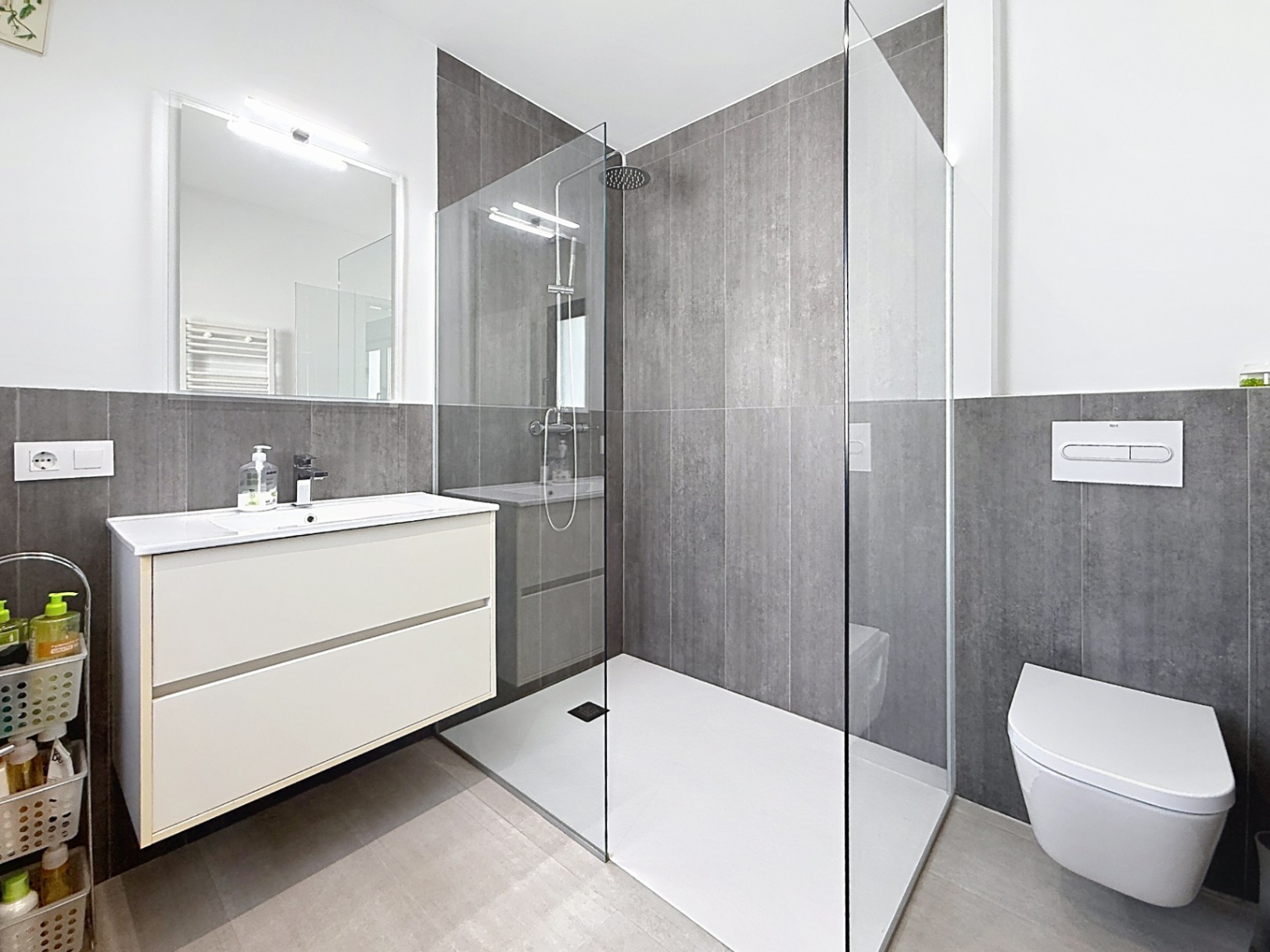 Su hogar mediterráneo de ensueño le espera con 3 habitaciones y 4 baños con vistas abierta y al mar 