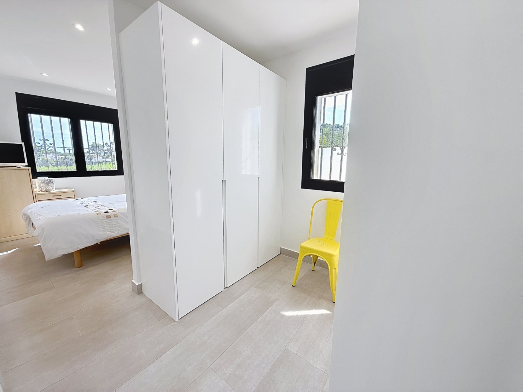 Su hogar mediterráneo de ensueño le espera con 3 habitaciones y 4 baños con vistas abierta y al mar 