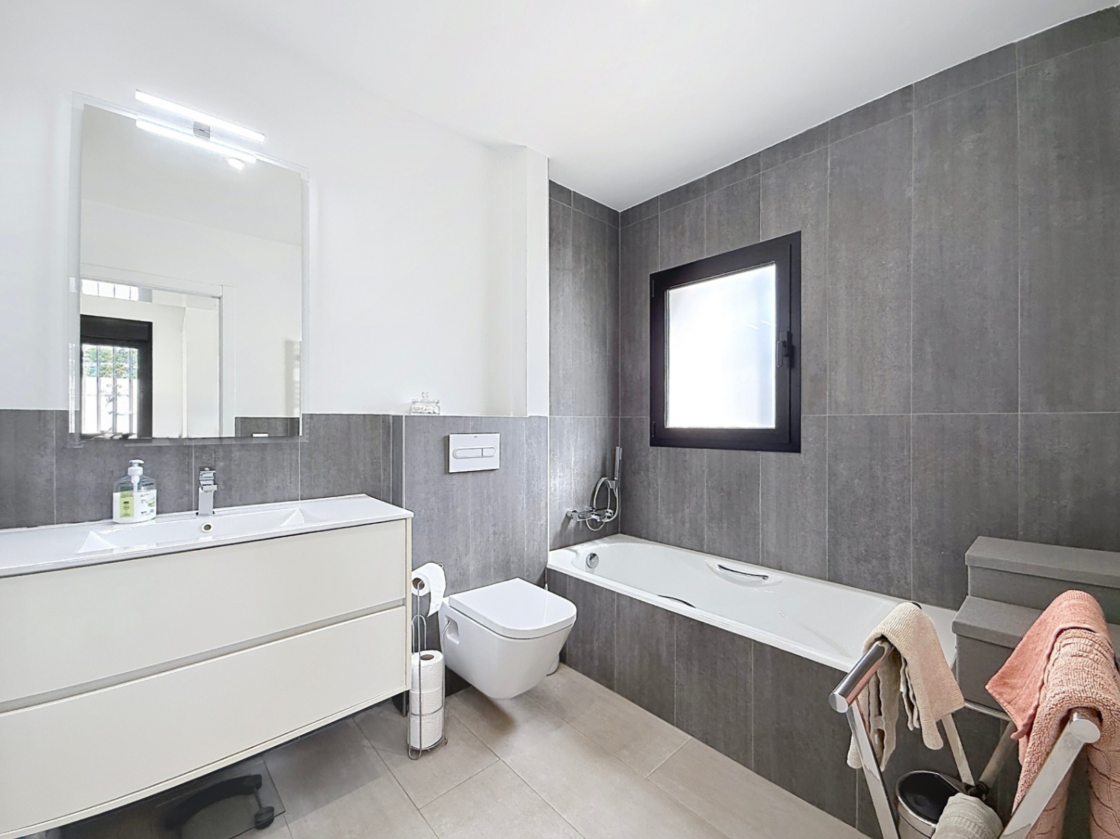 Su hogar mediterráneo de ensueño le espera con 3 habitaciones y 4 baños con vistas abierta y al mar 