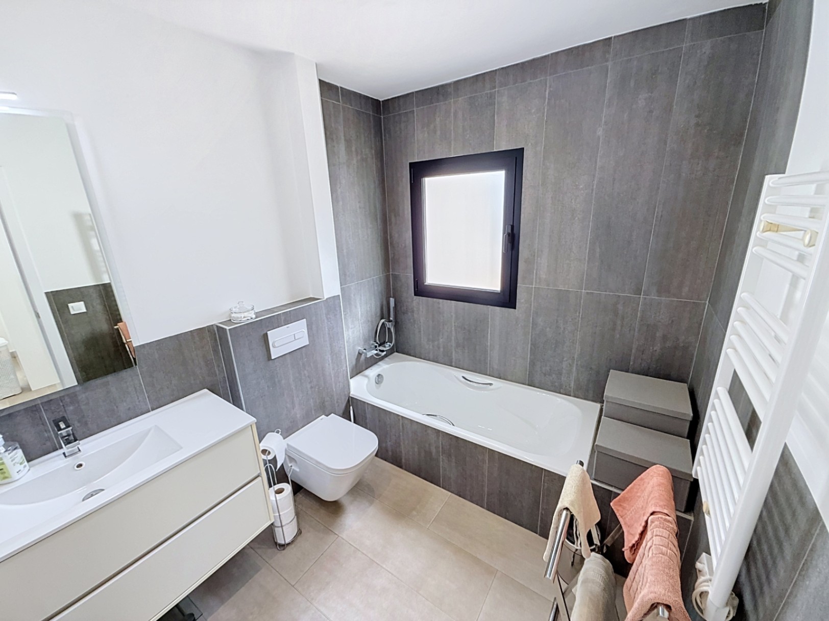 Su hogar mediterráneo de ensueño le espera con 3 habitaciones y 4 baños con vistas abierta y al mar 