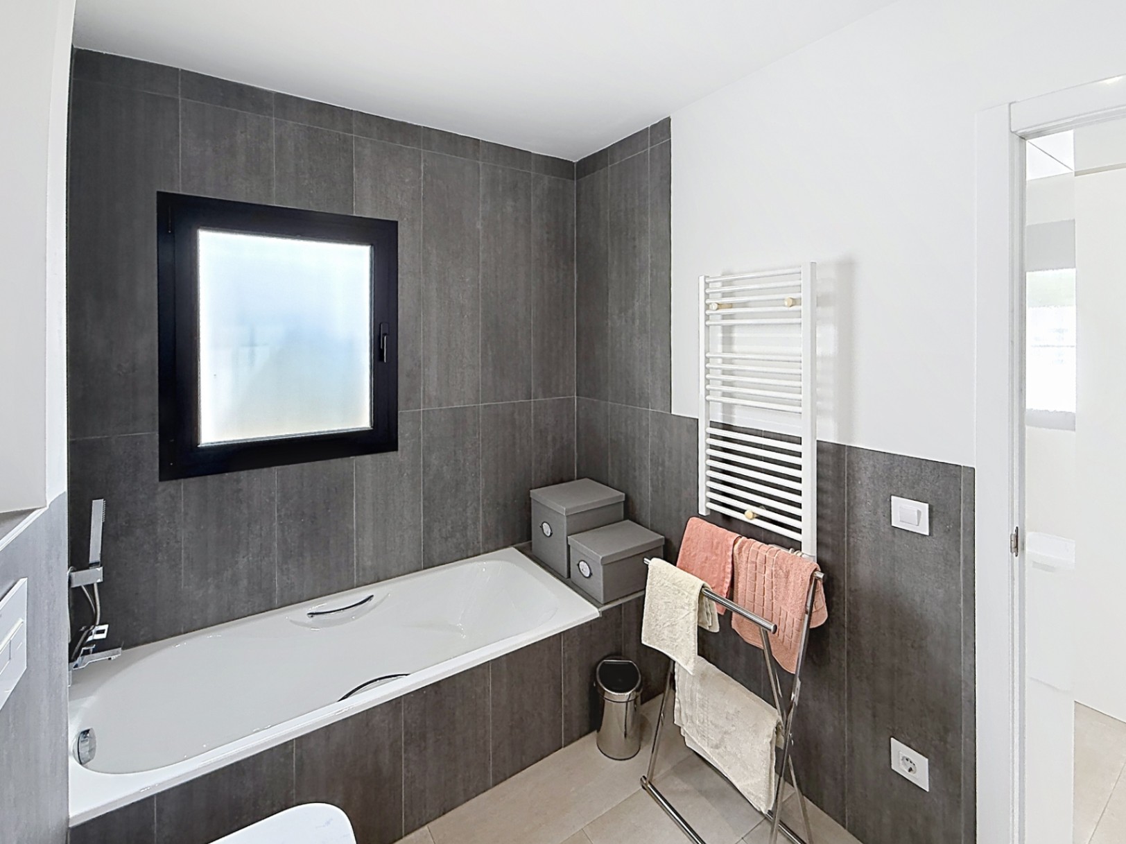 Su hogar mediterráneo de ensueño le espera con 3 habitaciones y 4 baños con vistas abierta y al mar 
