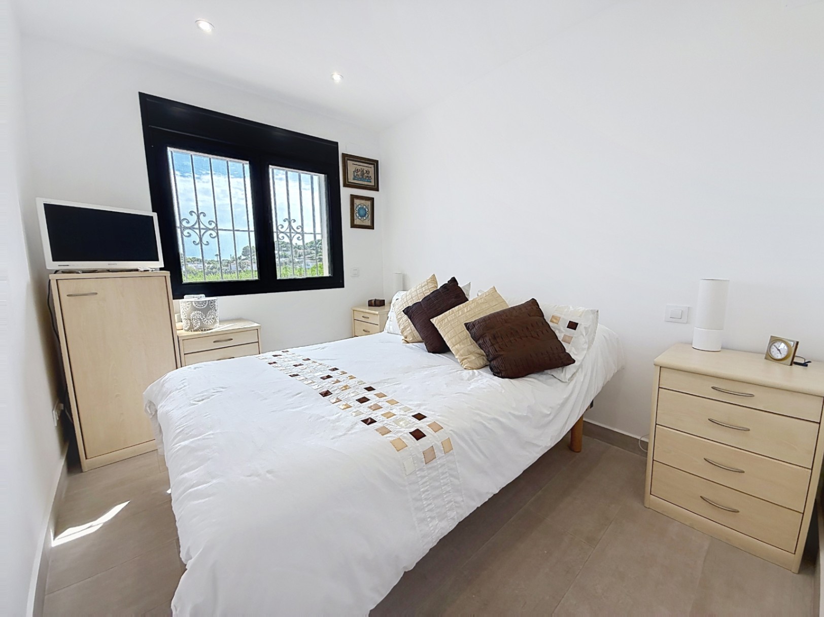 Su hogar mediterráneo de ensueño le espera con 3 habitaciones y 4 baños con vistas abierta y al mar 