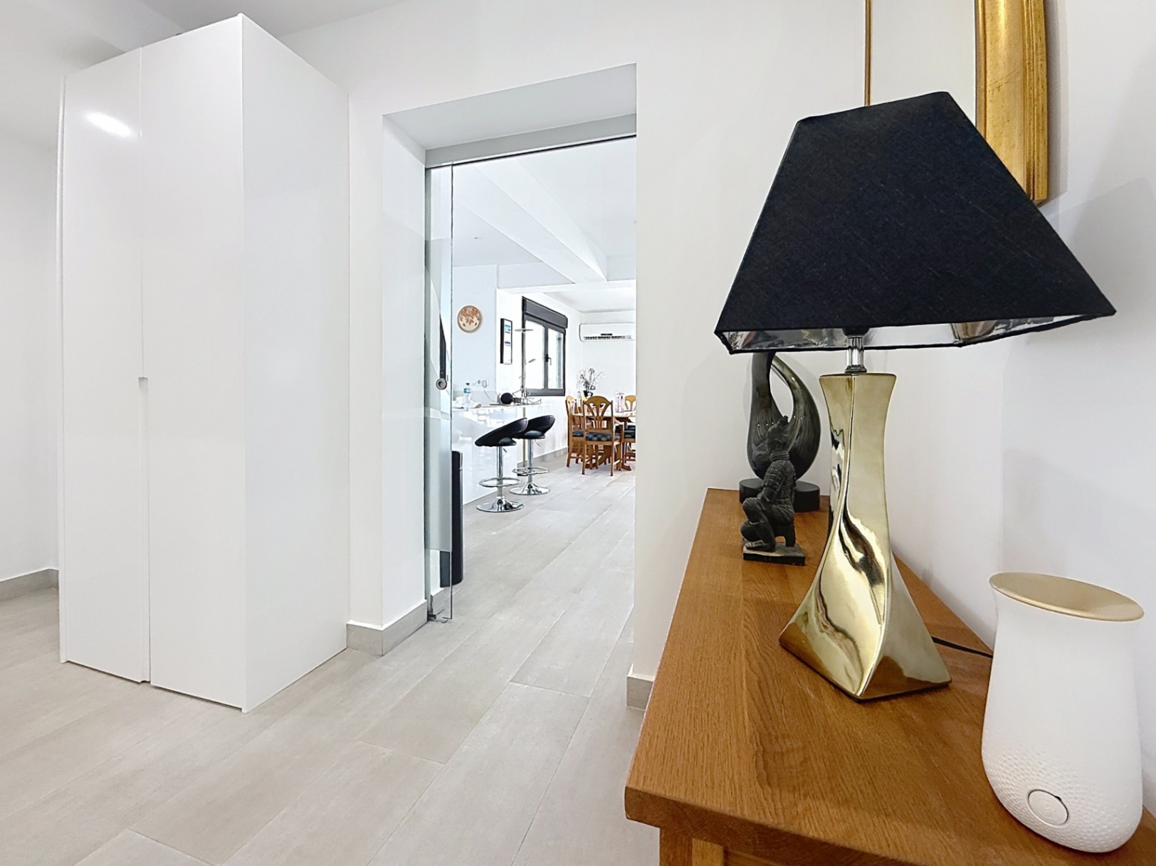 Su hogar mediterráneo de ensueño le espera con 3 habitaciones y 4 baños con vistas abierta y al mar 