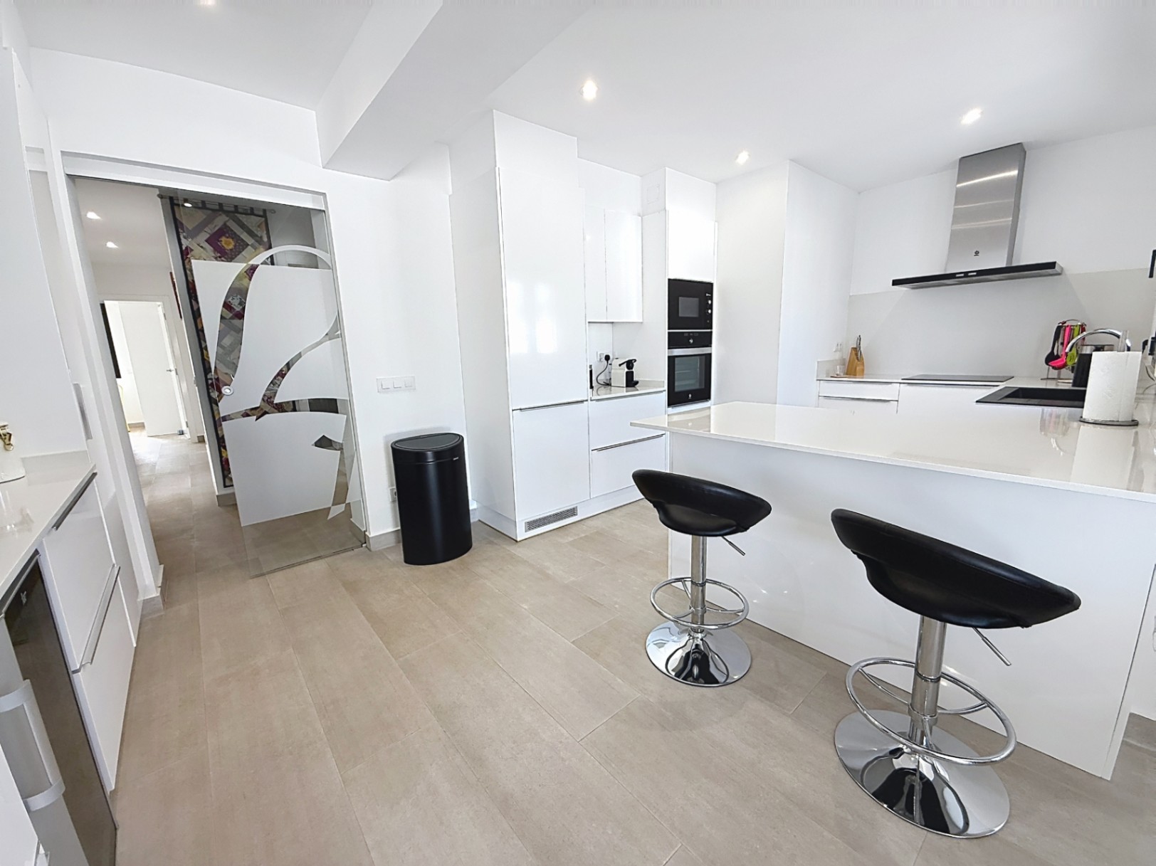 Su hogar mediterráneo de ensueño le espera con 3 habitaciones y 4 baños con vistas abierta y al mar 