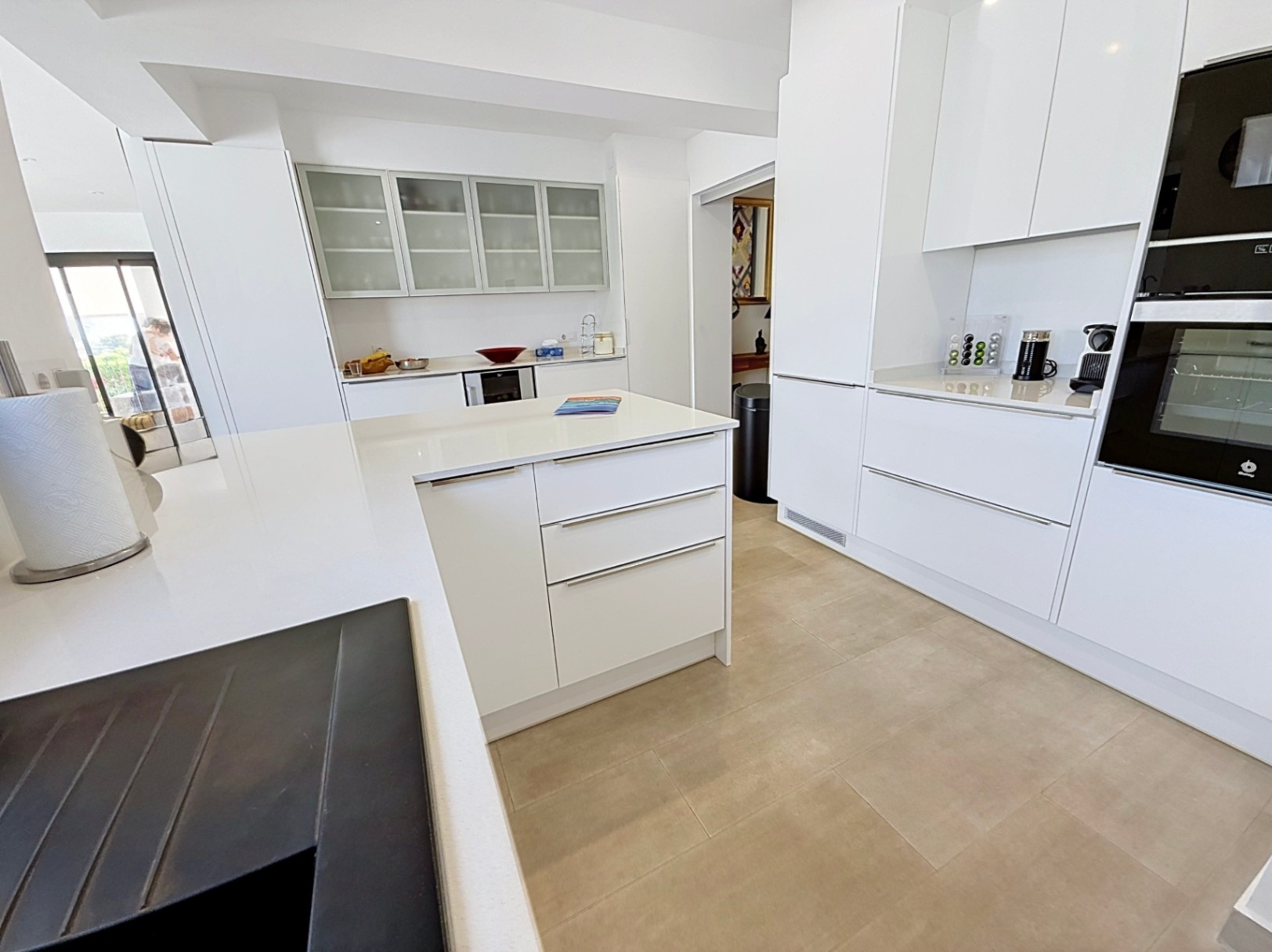 Su hogar mediterráneo de ensueño le espera con 3 habitaciones y 4 baños con vistas abierta y al mar 