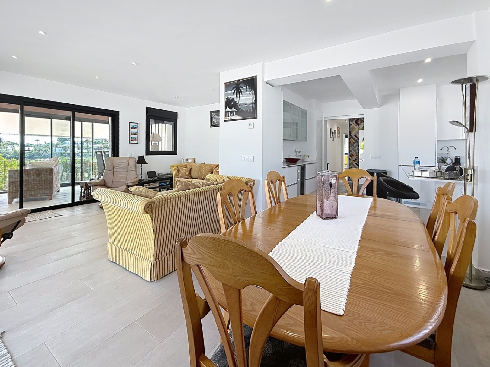 Su hogar mediterráneo de ensueño le espera con 3 habitaciones y 4 baños con vistas abierta y al mar 