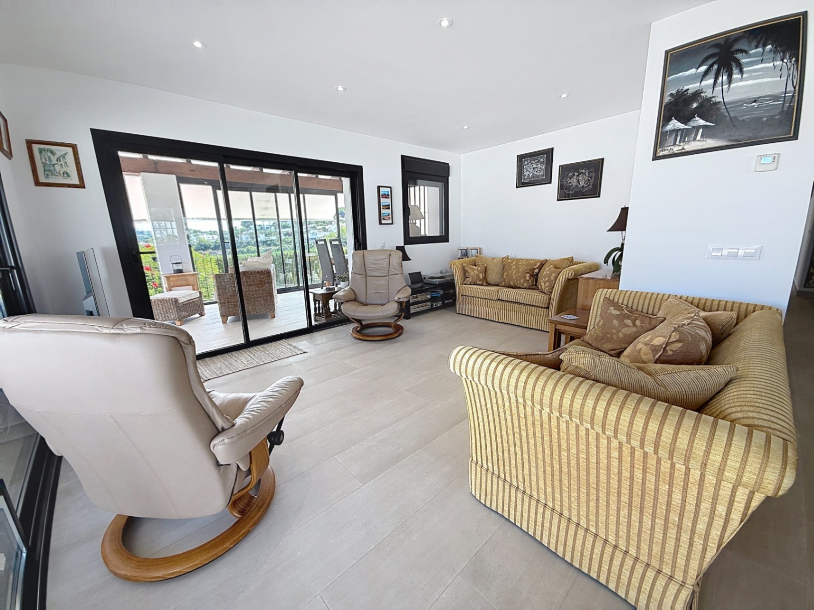 Su hogar mediterráneo de ensueño le espera con 3 habitaciones y 4 baños con vistas abierta y al mar 