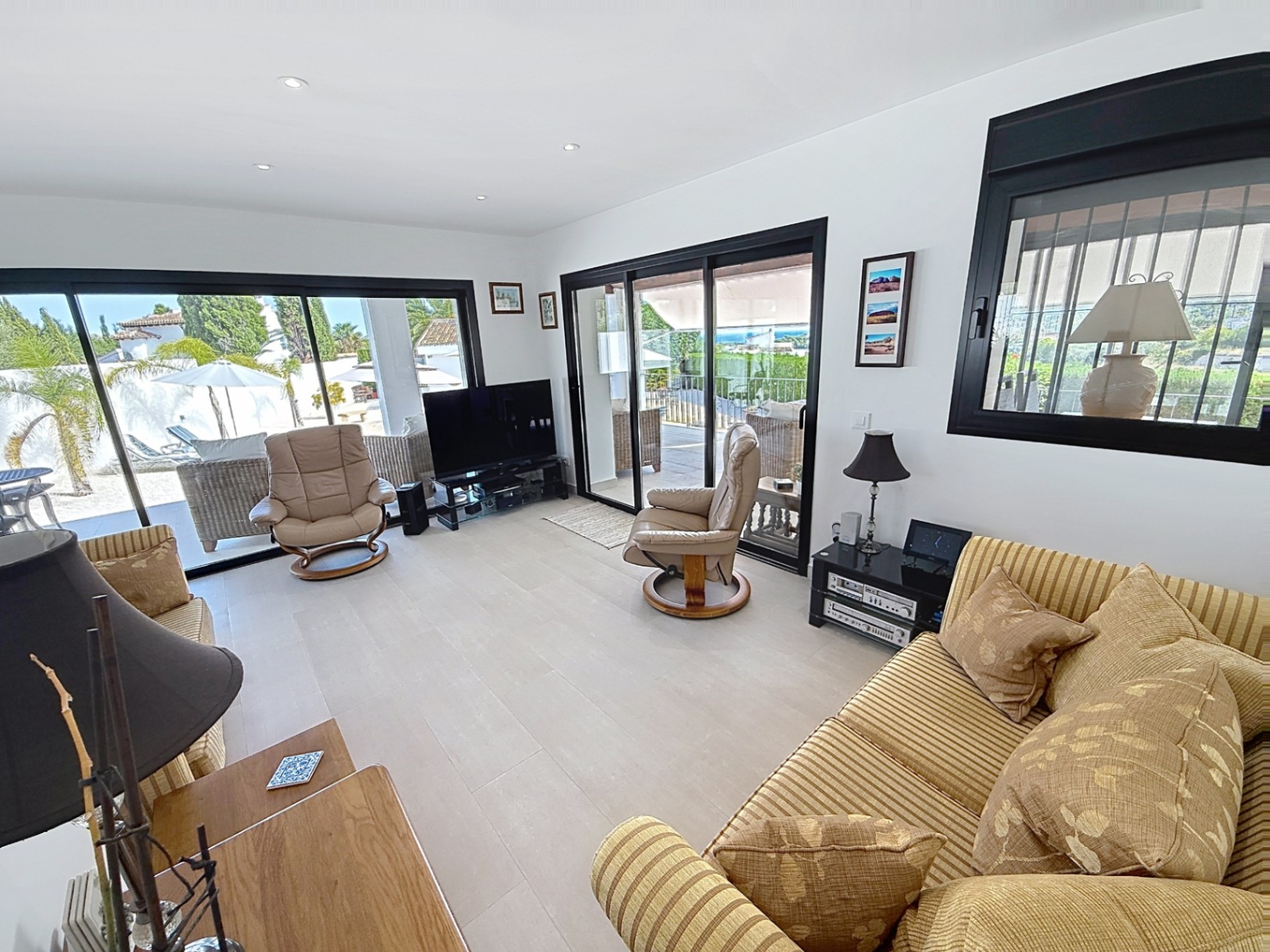Su hogar mediterráneo de ensueño le espera con 3 habitaciones y 4 baños con vistas abierta y al mar 