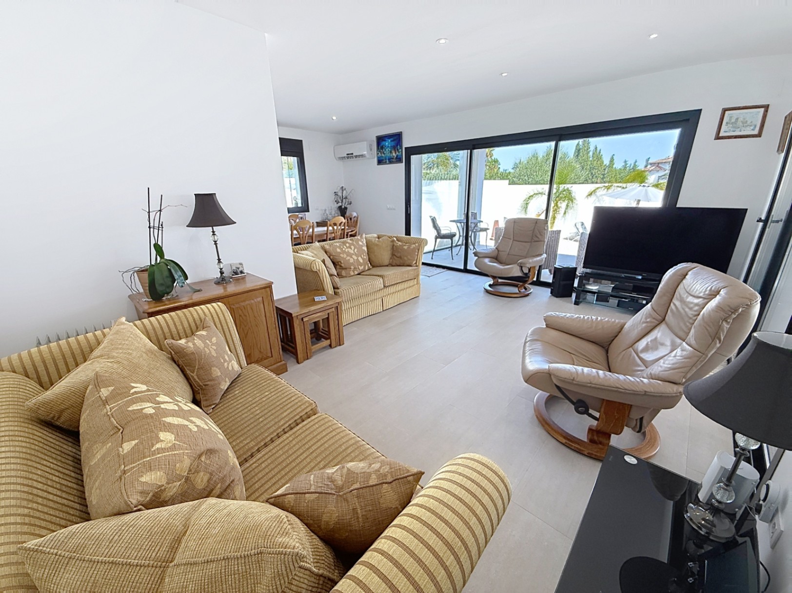 Su hogar mediterráneo de ensueño le espera con 3 habitaciones y 4 baños con vistas abierta y al mar 