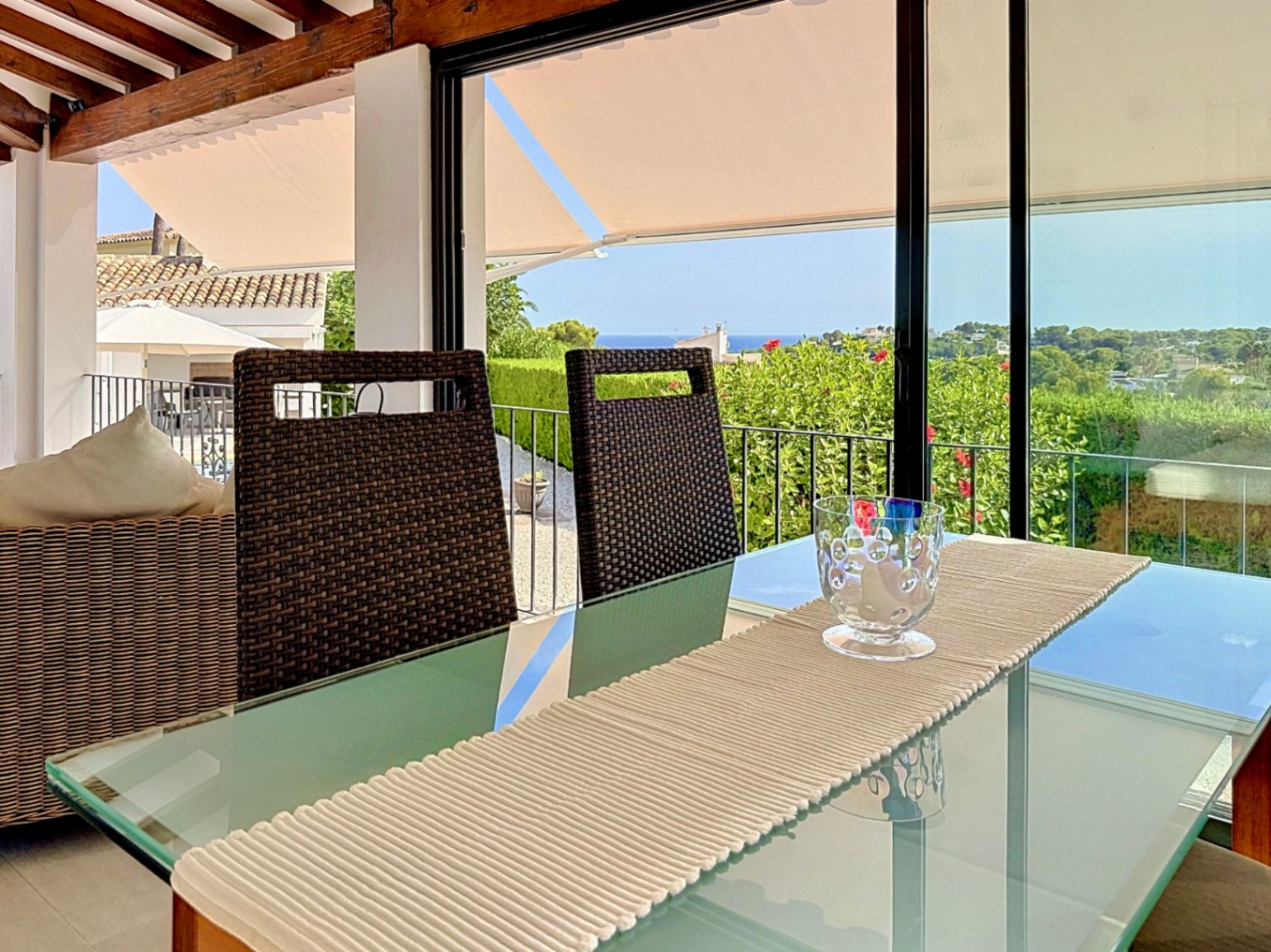 Su hogar mediterráneo de ensueño le espera con 3 habitaciones y 4 baños con vistas abierta y al mar 