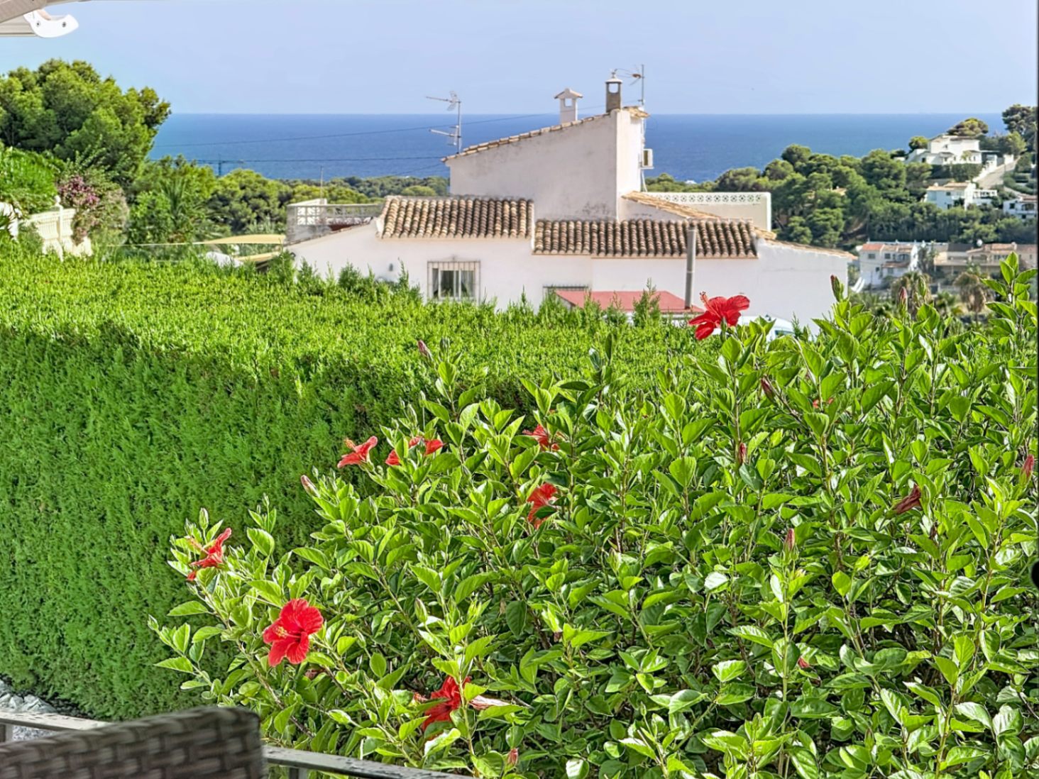 Su hogar mediterráneo de ensueño le espera con 3 habitaciones y 4 baños con vistas abierta y al mar 