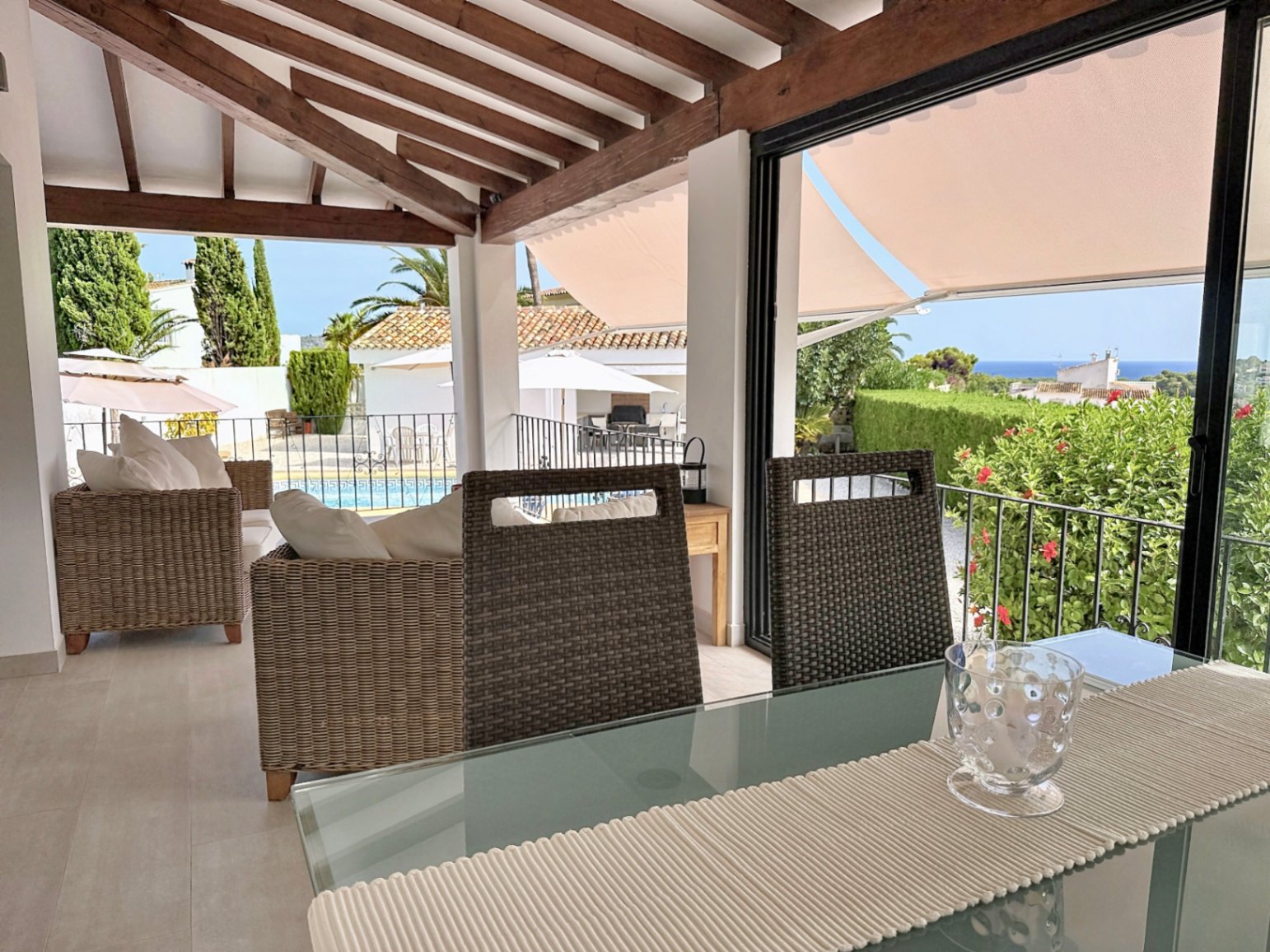 Su hogar mediterráneo de ensueño le espera con 3 habitaciones y 4 baños con vistas abierta y al mar 