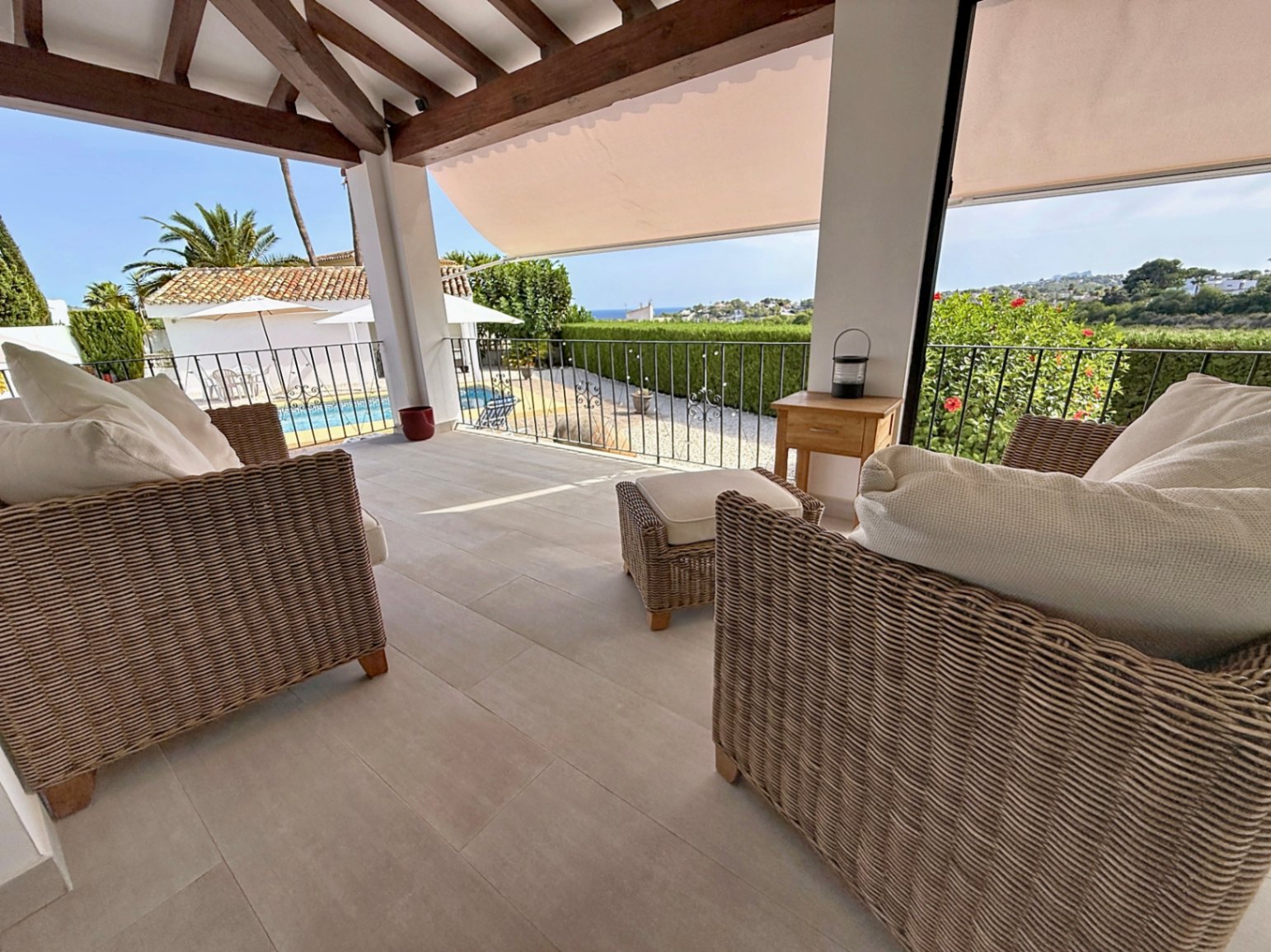 Su hogar mediterráneo de ensueño le espera con 3 habitaciones y 4 baños con vistas abierta y al mar 