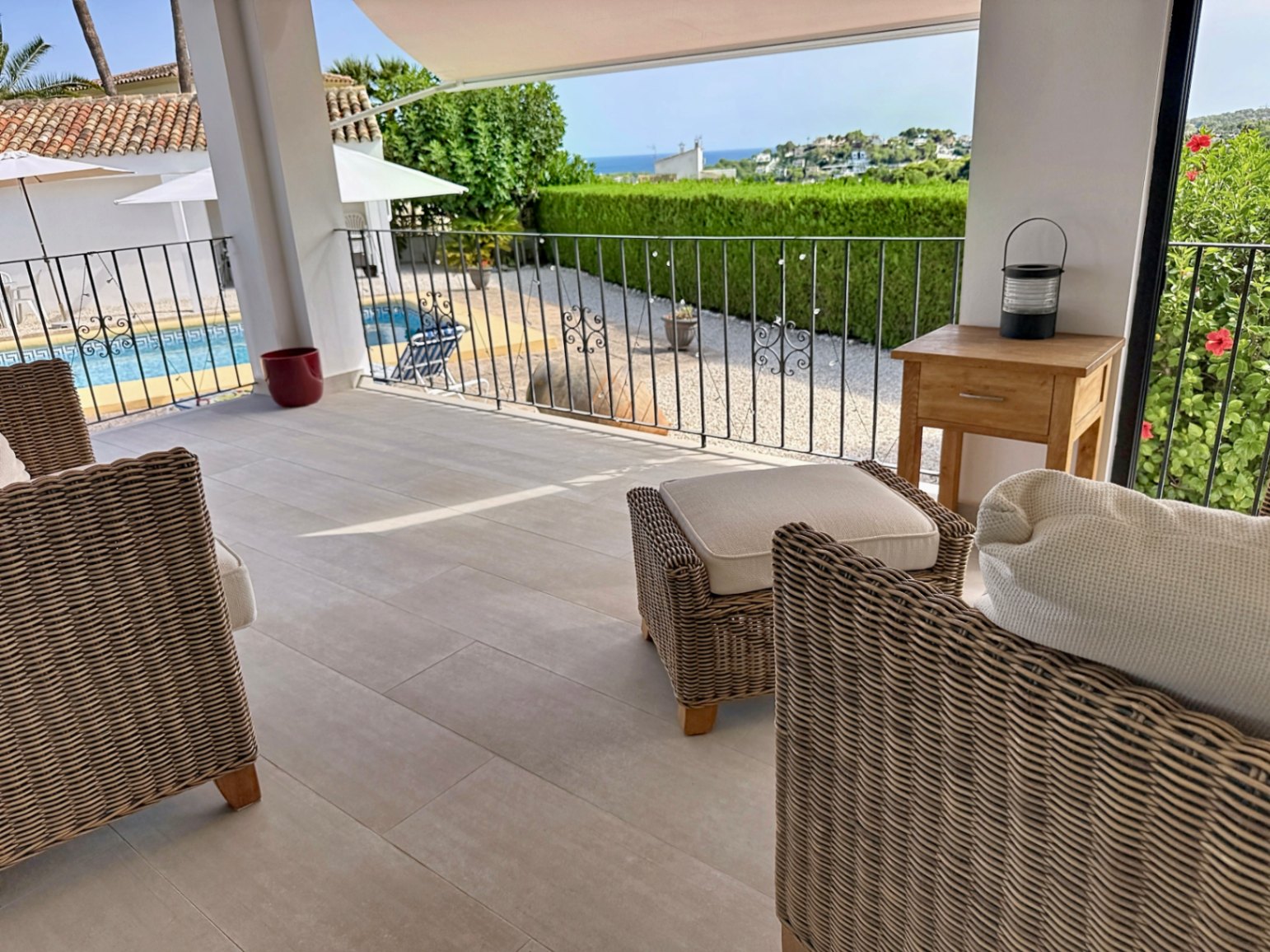 Su hogar mediterráneo de ensueño le espera con 3 habitaciones y 4 baños con vistas abierta y al mar 