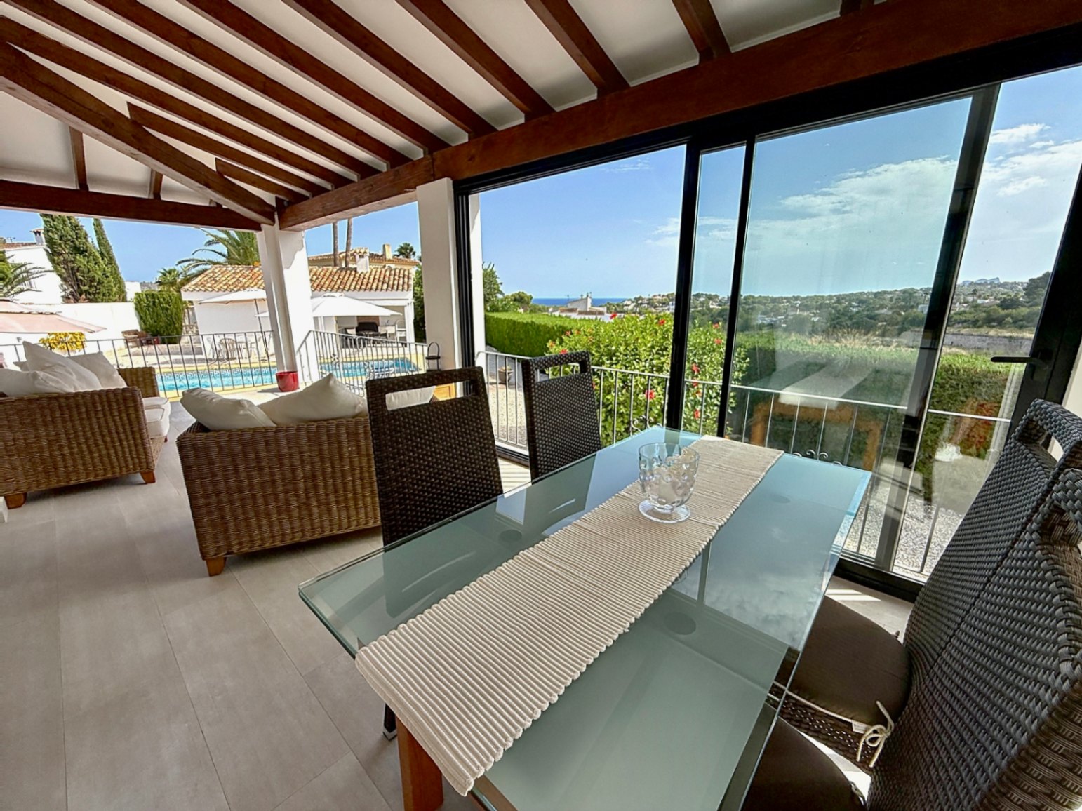 Su hogar mediterráneo de ensueño le espera con 3 habitaciones y 4 baños con vistas abierta y al mar 