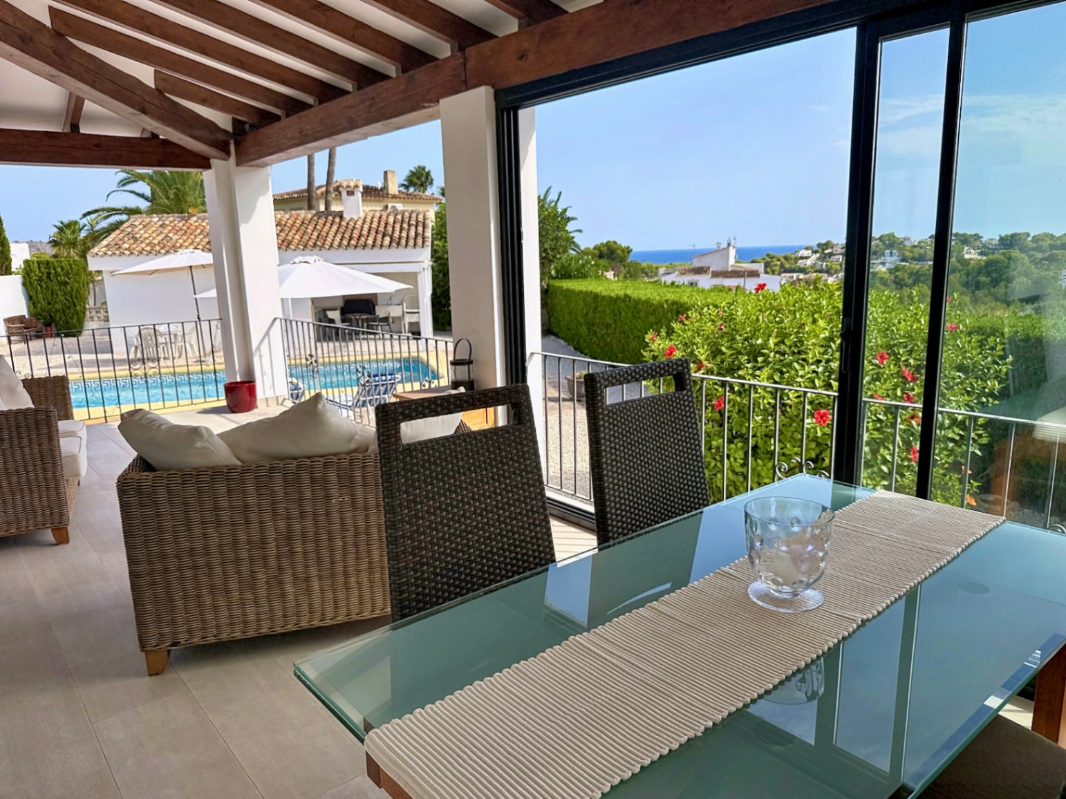 Su hogar mediterráneo de ensueño le espera con 3 habitaciones y 4 baños con vistas abierta y al mar 