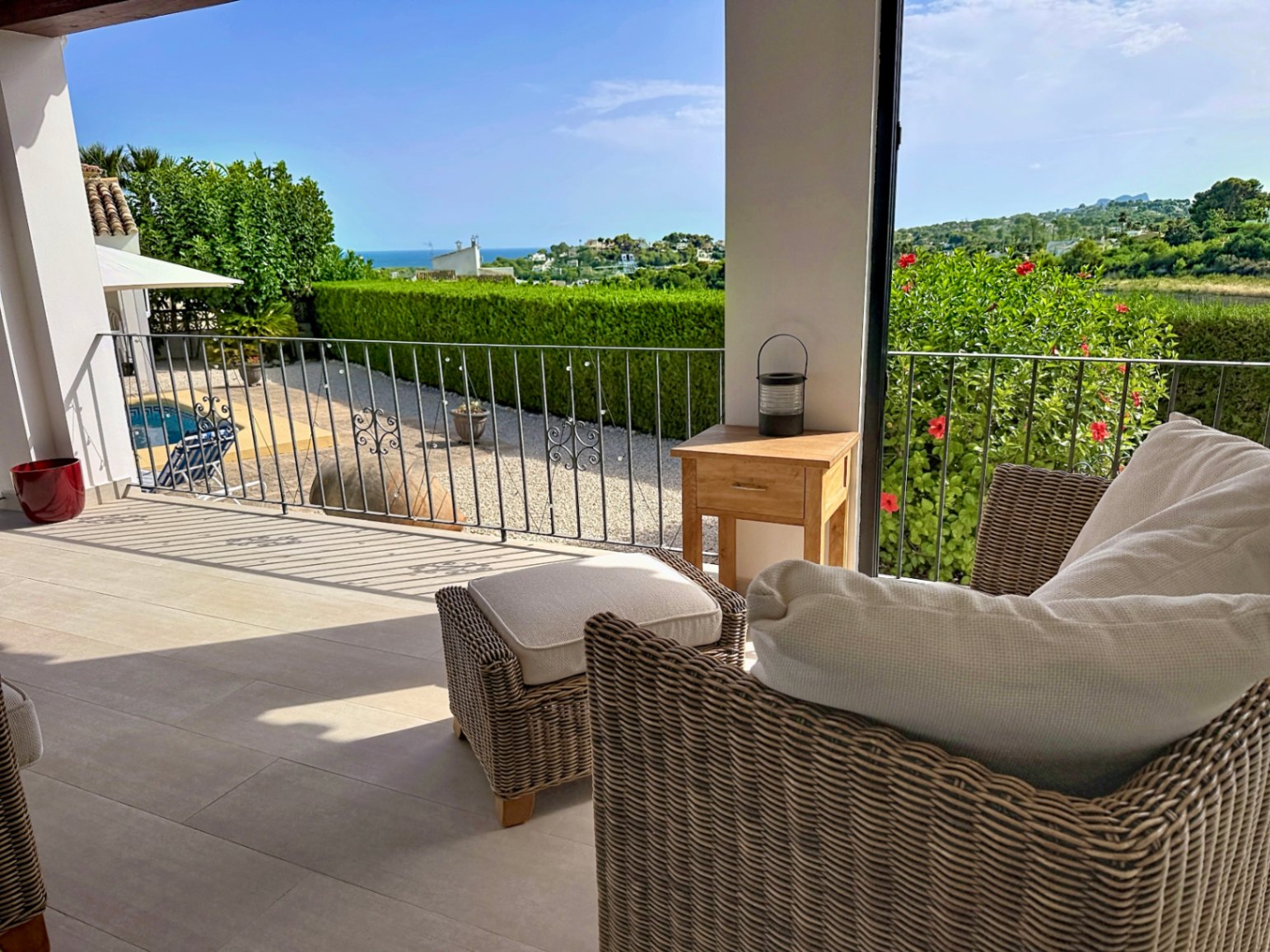 Su hogar mediterráneo de ensueño le espera con 3 habitaciones y 4 baños con vistas abierta y al mar 