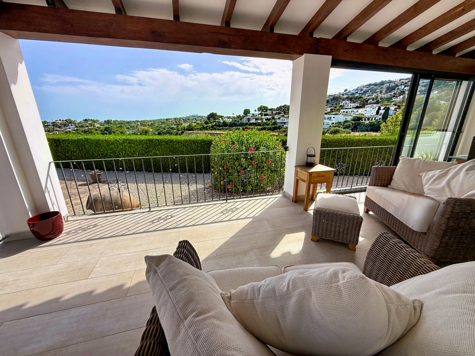Su hogar mediterráneo de ensueño le espera con 3 habitaciones y 4 baños con vistas abierta y al mar 