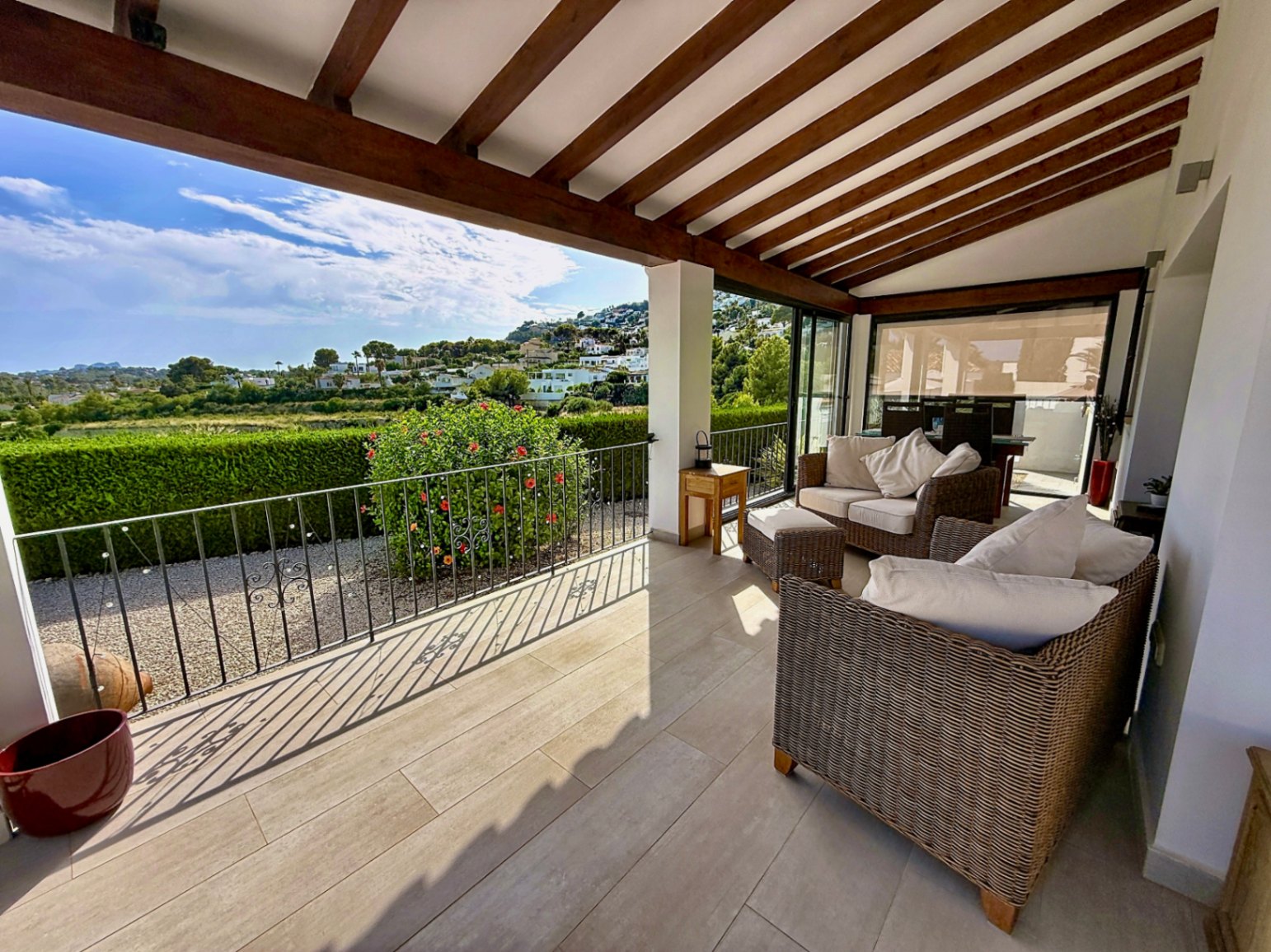 Su hogar mediterráneo de ensueño le espera con 3 habitaciones y 4 baños con vistas abierta y al mar 