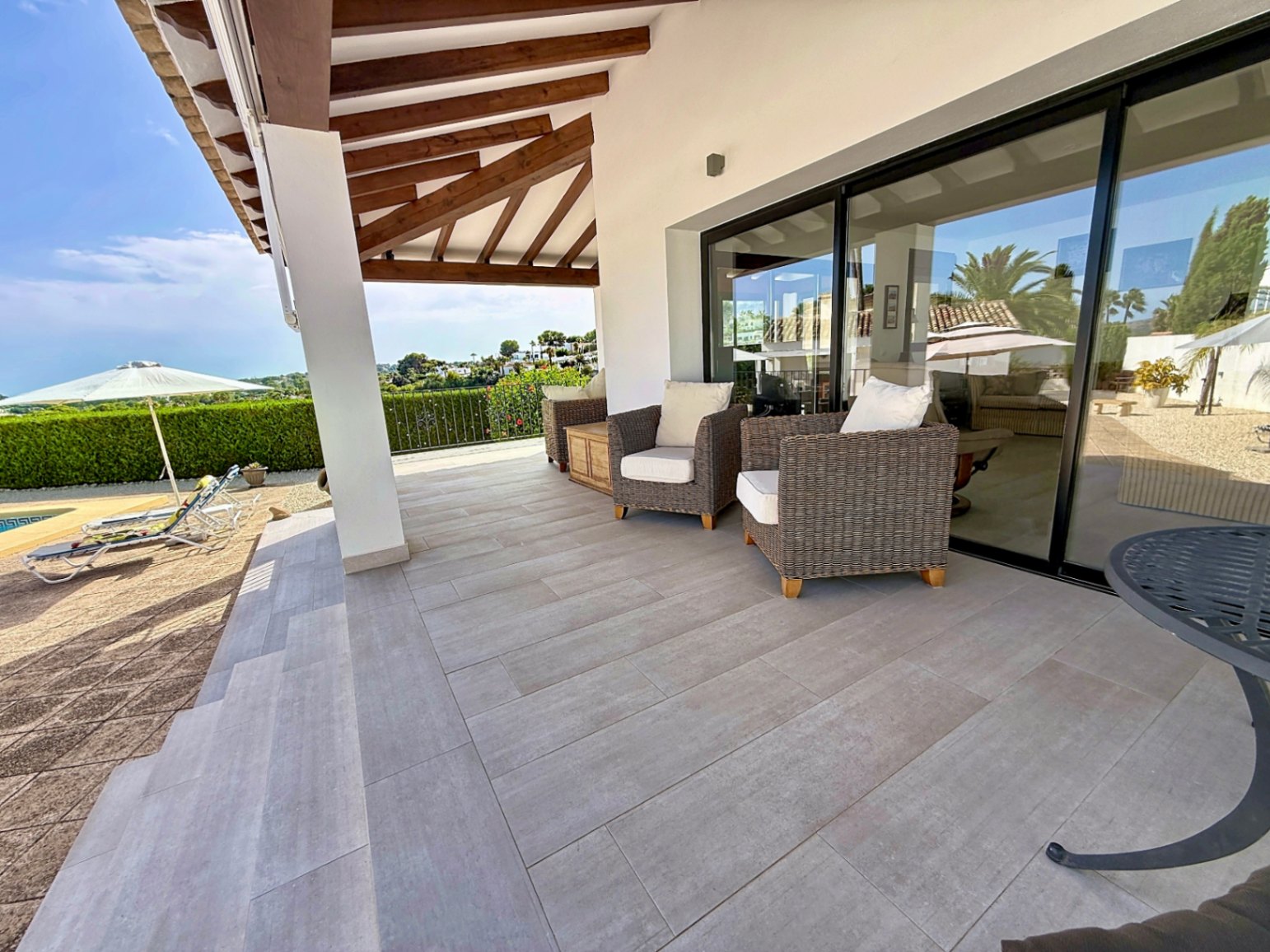 Su hogar mediterráneo de ensueño le espera con 3 habitaciones y 4 baños con vistas abierta y al mar 
