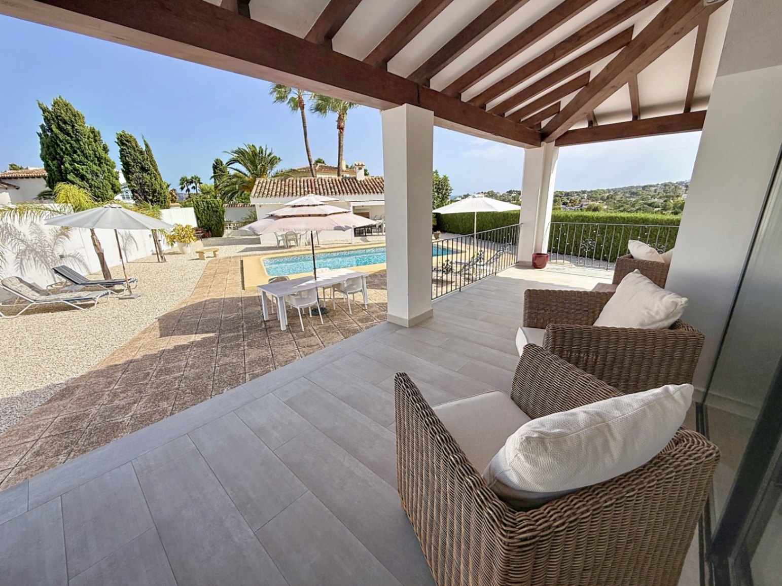Su hogar mediterráneo de ensueño le espera con 3 habitaciones y 4 baños con vistas abierta y al mar 