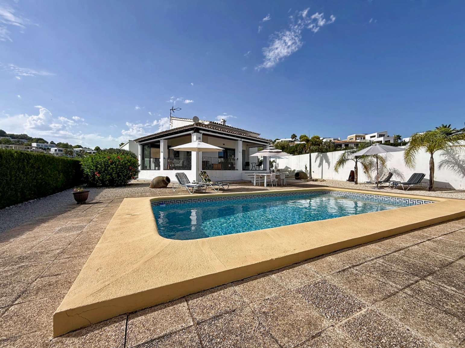 Su hogar mediterráneo de ensueño le espera con 3 habitaciones y 4 baños con vistas abierta y al mar 