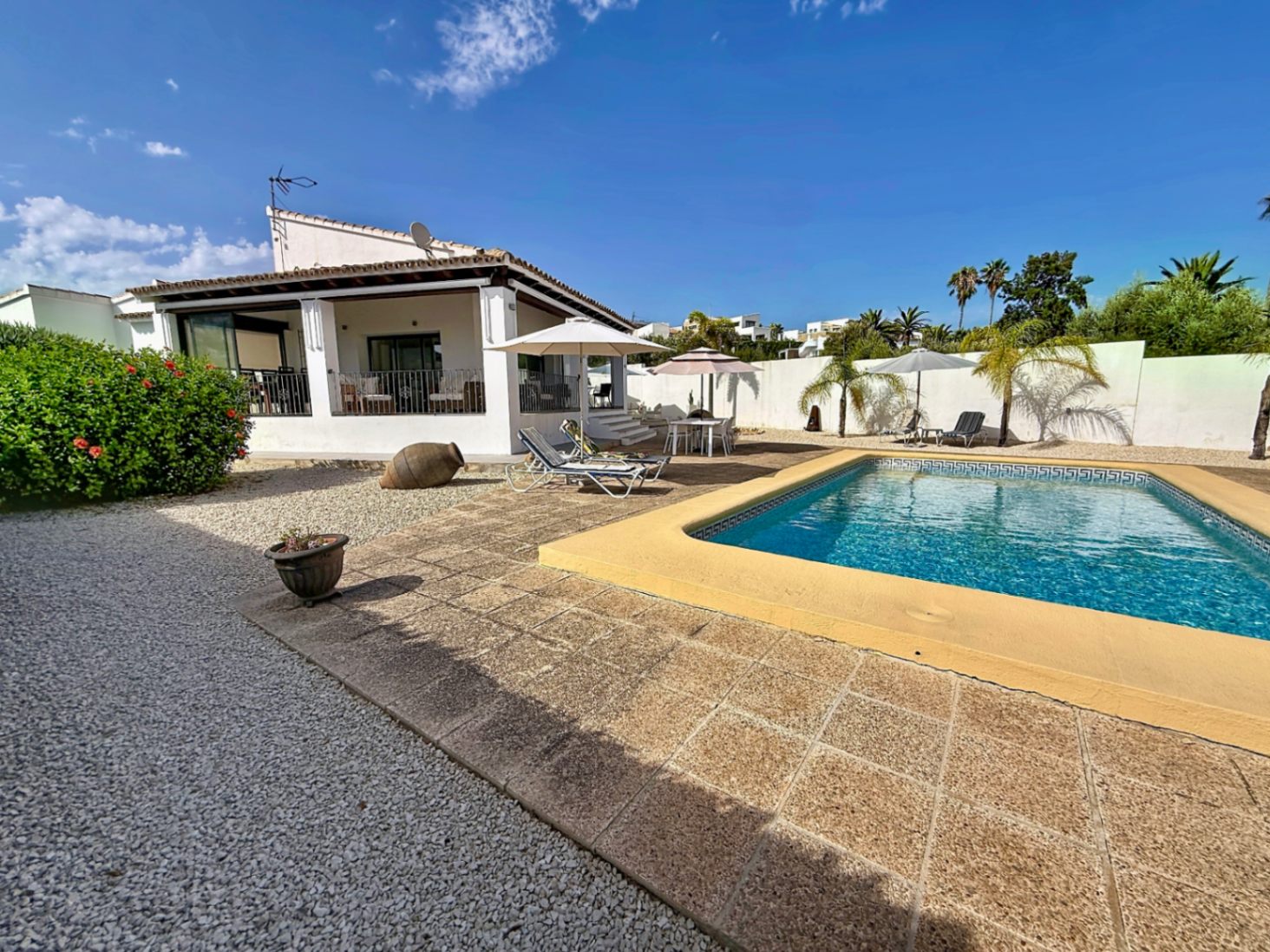 Su hogar mediterráneo de ensueño le espera con 3 habitaciones y 4 baños con vistas abierta y al mar 