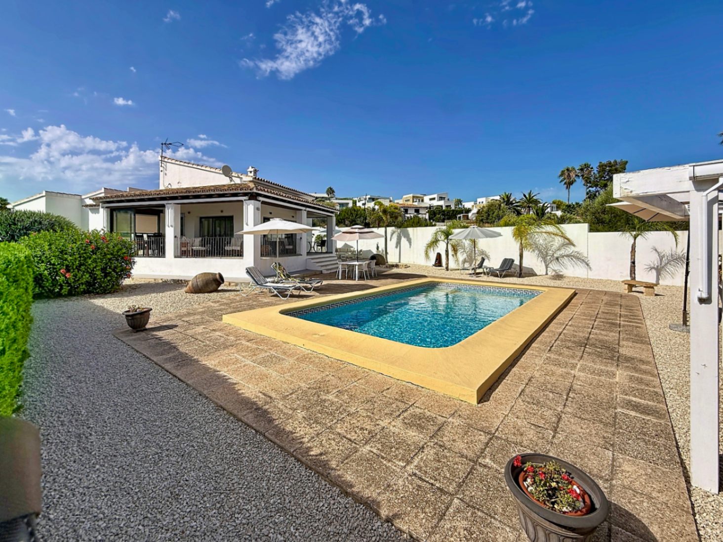 Su hogar mediterráneo de ensueño le espera con 3 habitaciones y 4 baños con vistas abierta y al mar 