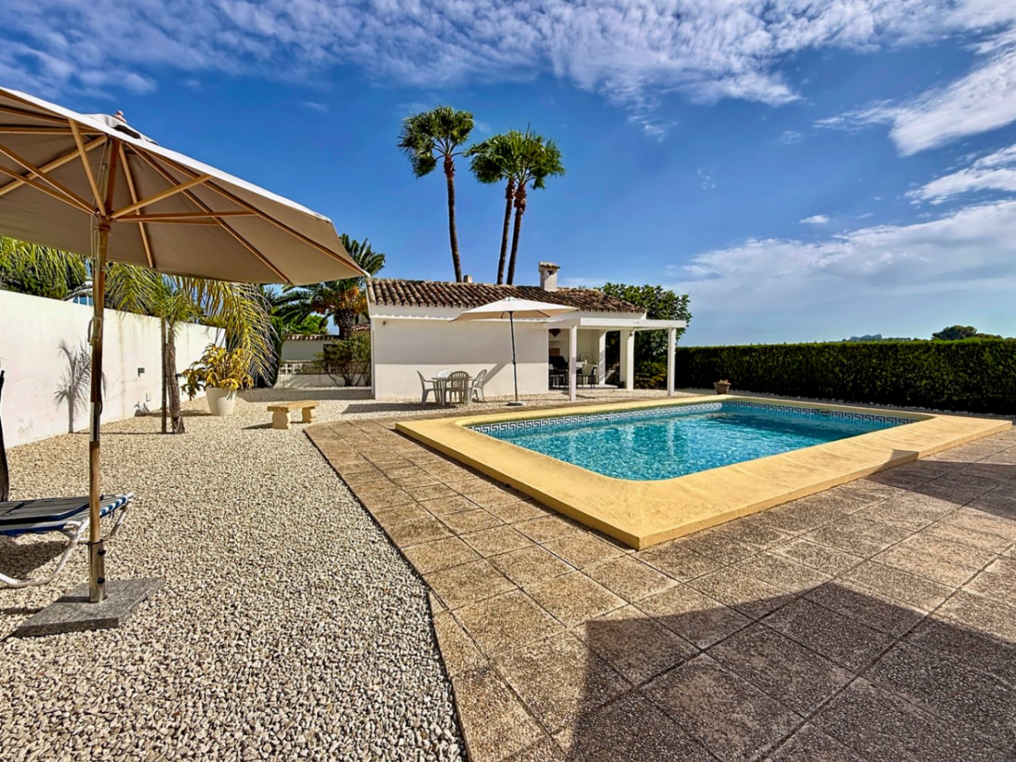 Su hogar mediterráneo de ensueño le espera con 3 habitaciones y 4 baños con vistas abierta y al mar 