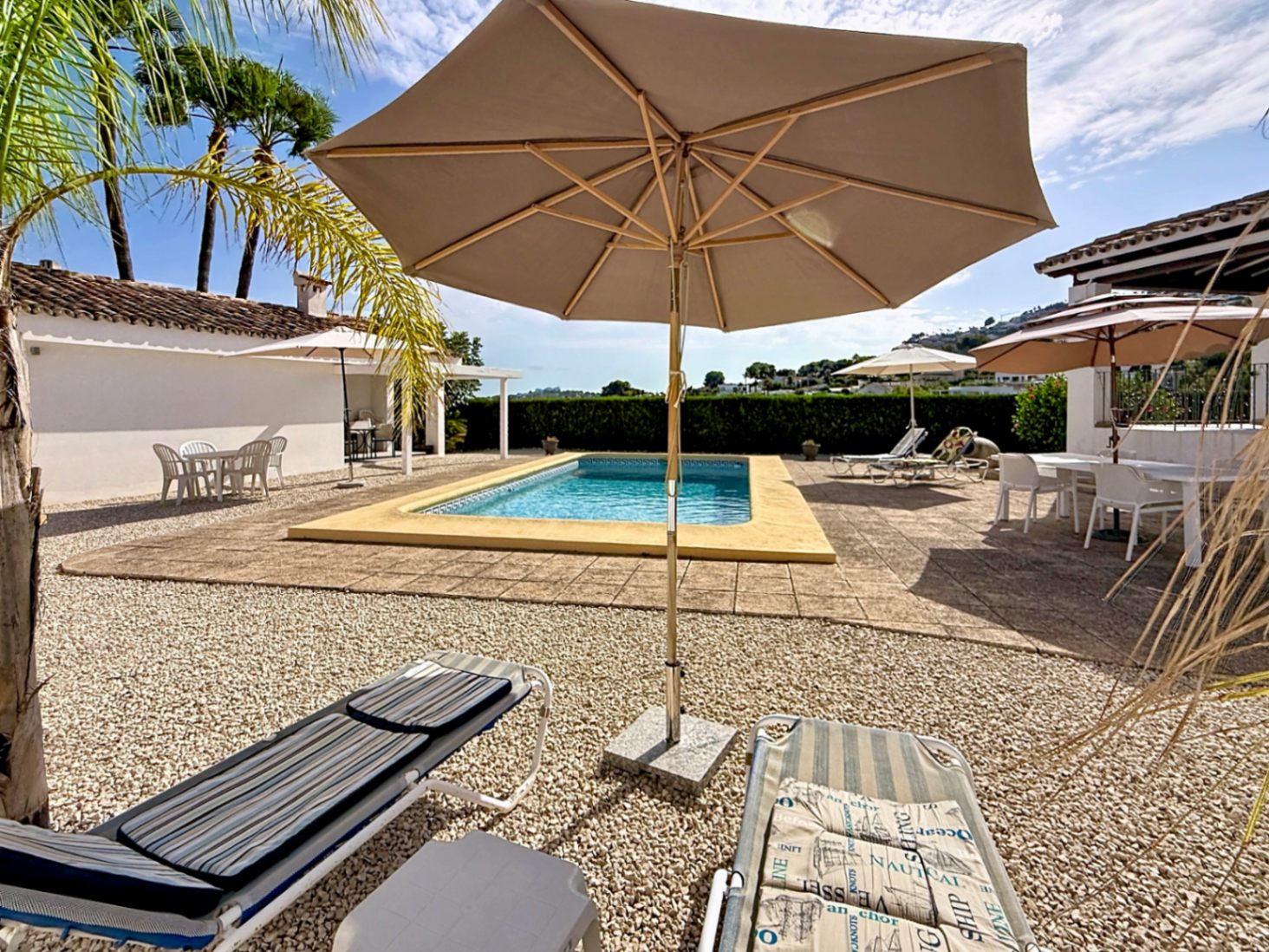 Su hogar mediterráneo de ensueño le espera con 3 habitaciones y 4 baños con vistas abierta y al mar 