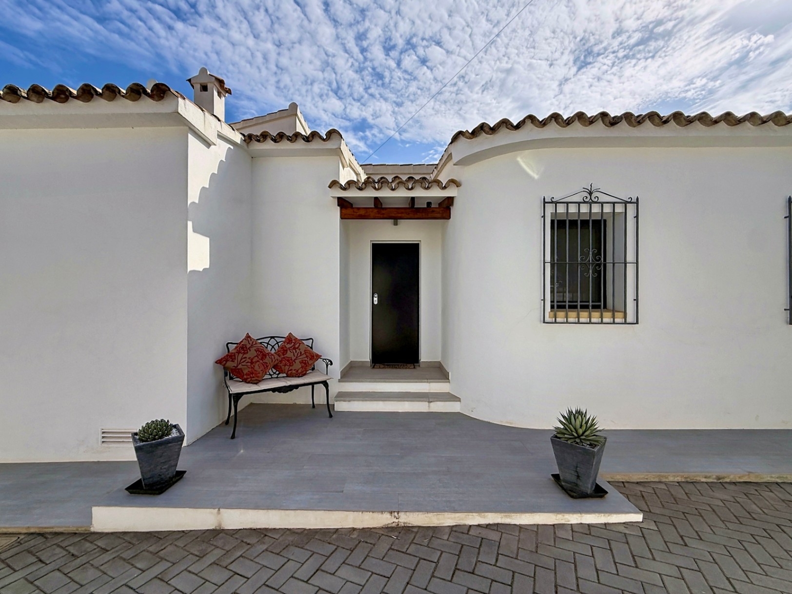 Su hogar mediterráneo de ensueño le espera con 3 habitaciones y 4 baños con vistas abierta y al mar 