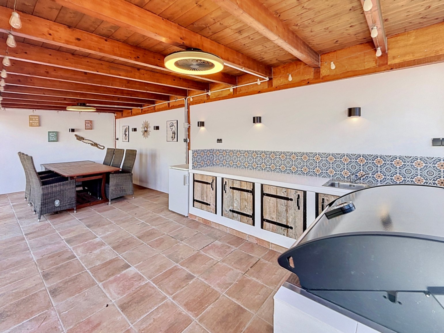 Villa de 4 dormitorios reformada con piscina privada y cocina exterior, Moraira