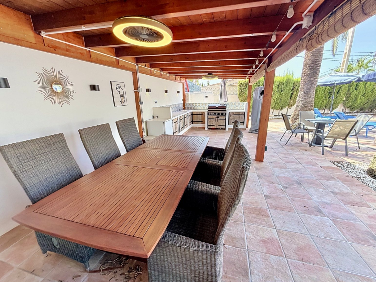 Villa de 4 dormitorios reformada con piscina privada y cocina exterior, Moraira