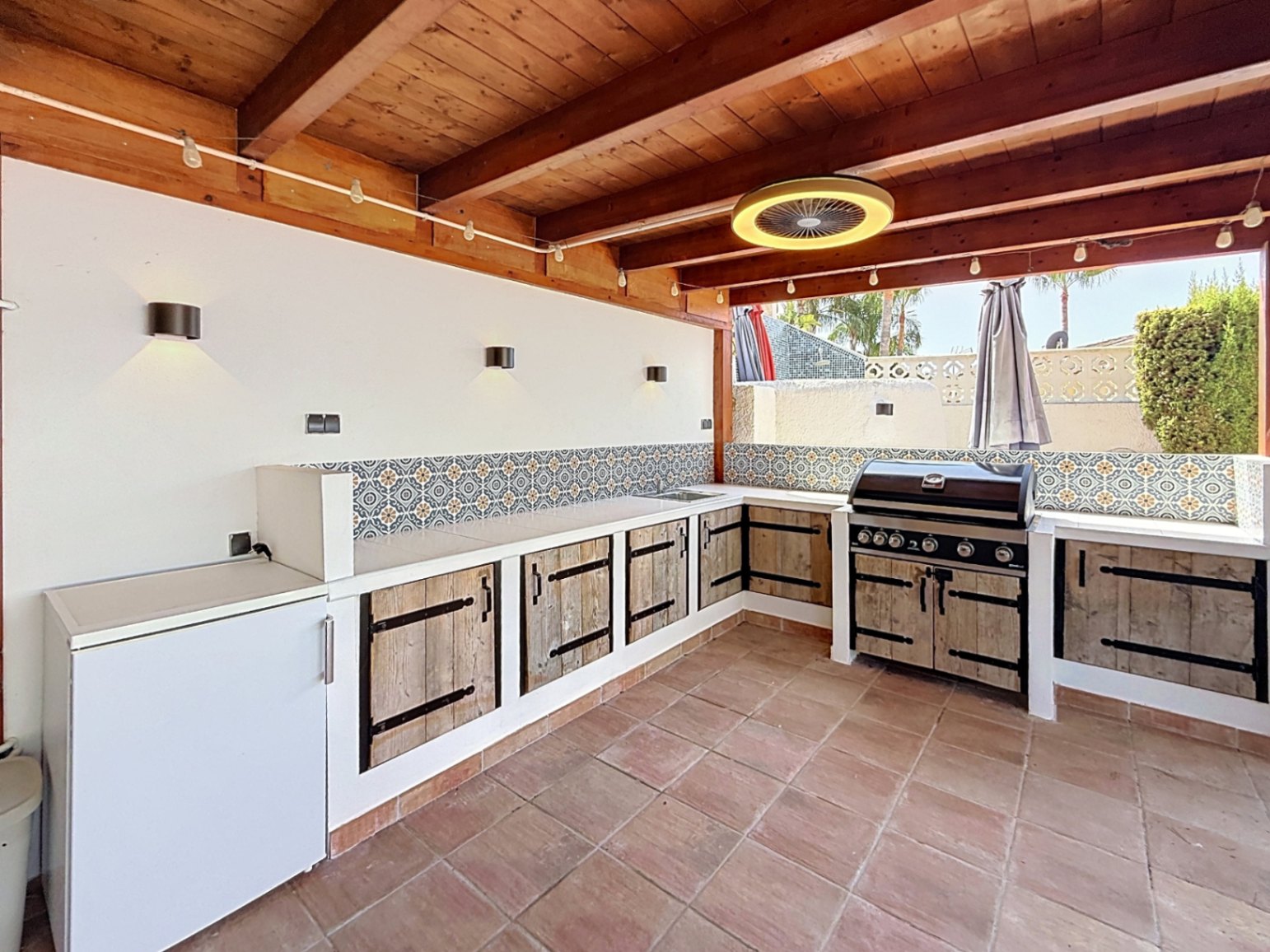 Villa de 4 dormitorios reformada con piscina privada y cocina exterior, Moraira