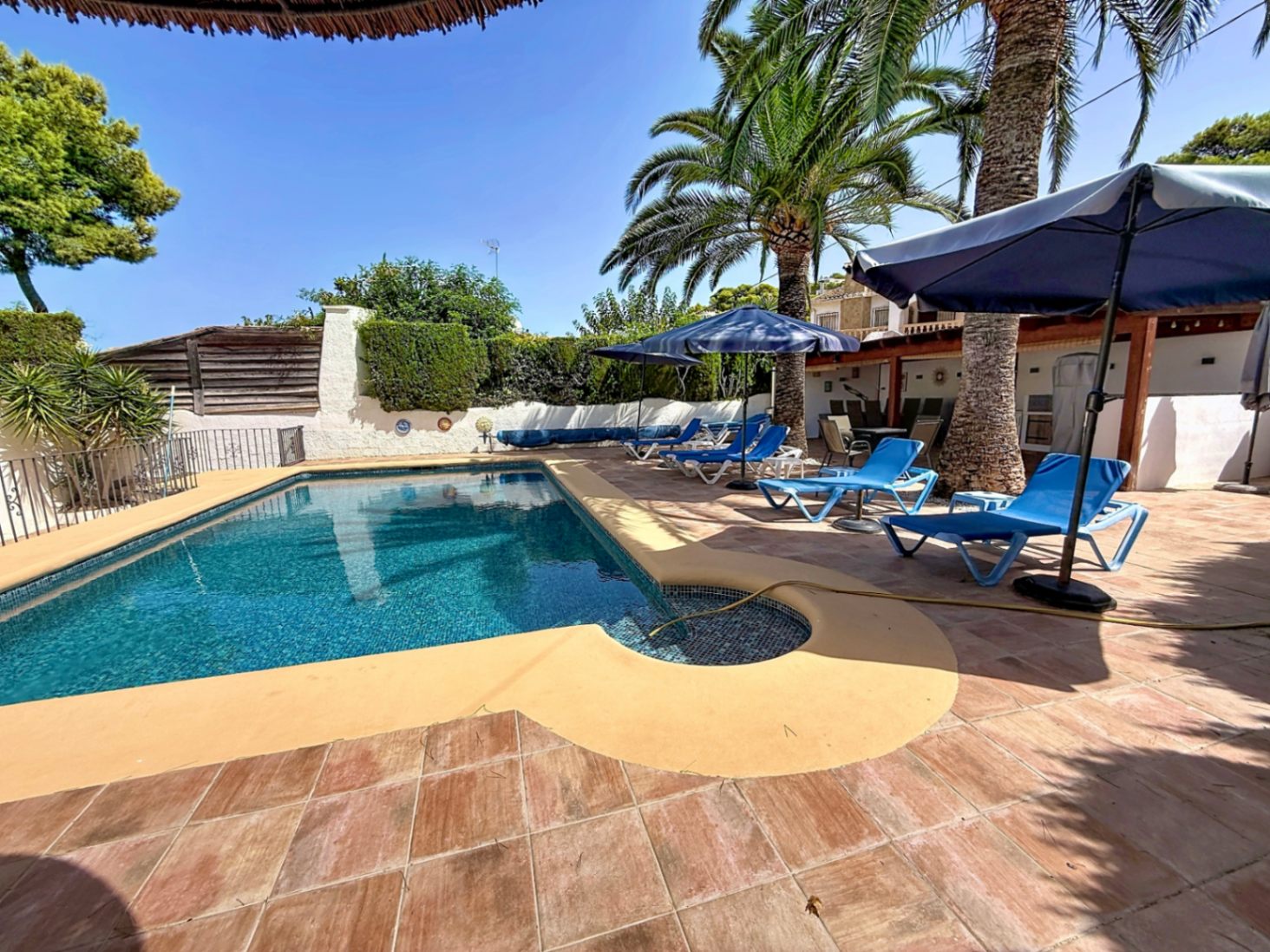Villa de 4 dormitorios reformada con piscina privada y cocina exterior, Moraira